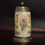 Pilasterkrug. Wohl Erfurt/Dorotheenthal, 18. Jh. | Fayence. Zinndeckel und -montierung.