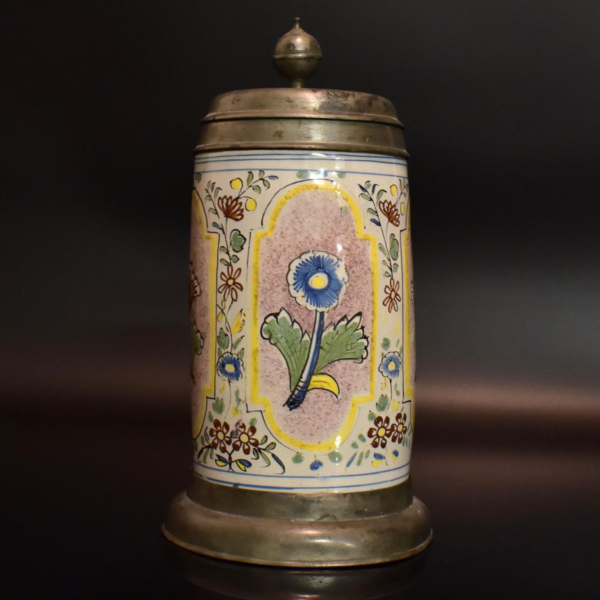 Pilasterkrug. Wohl Erfurt/Dorotheenthal, 18. Jh. | Fayence. Zinndeckel und -montierung.