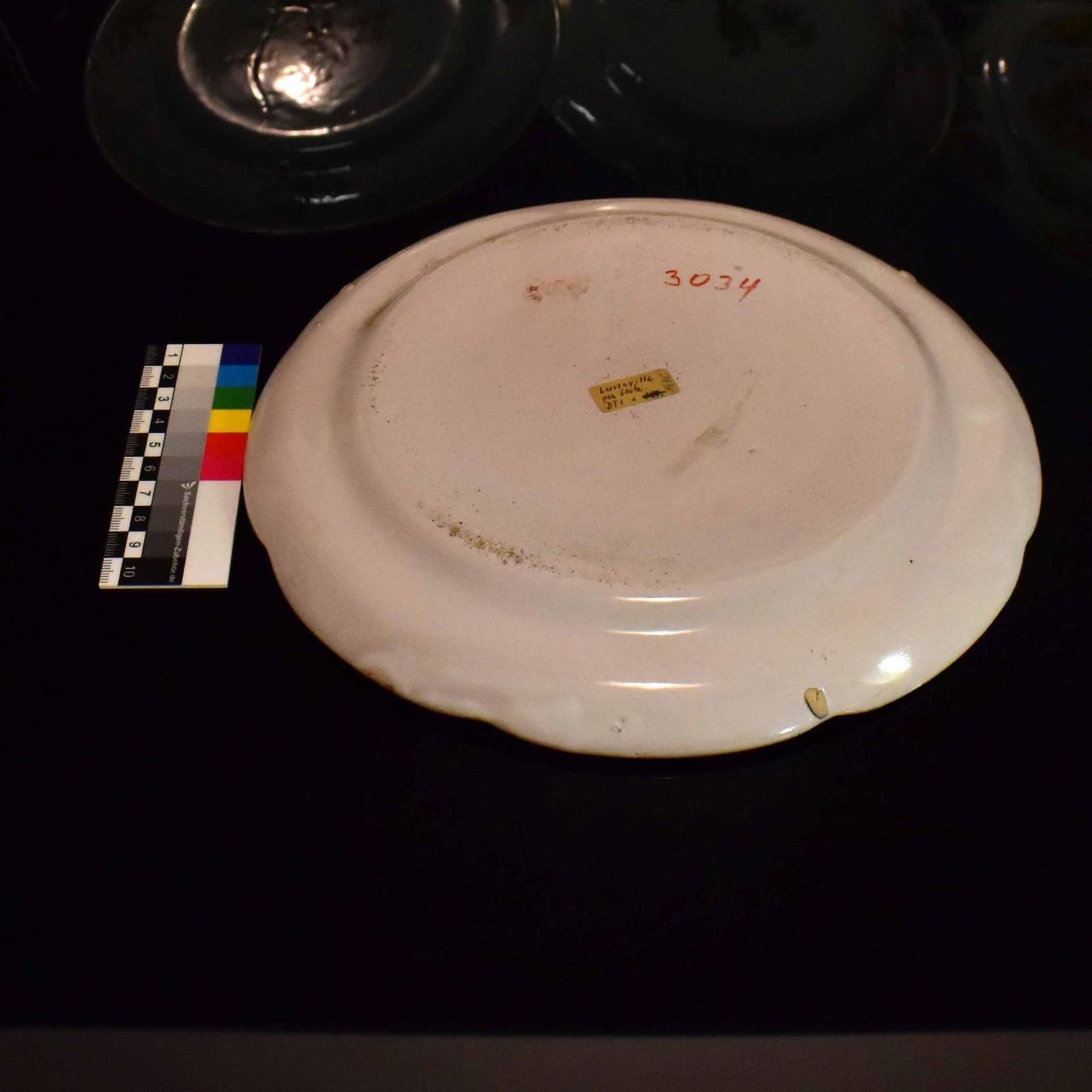 Vier Teller. Hanau und Frankreich, 18. Jh. | Fayence. - Bild 2 aus 2