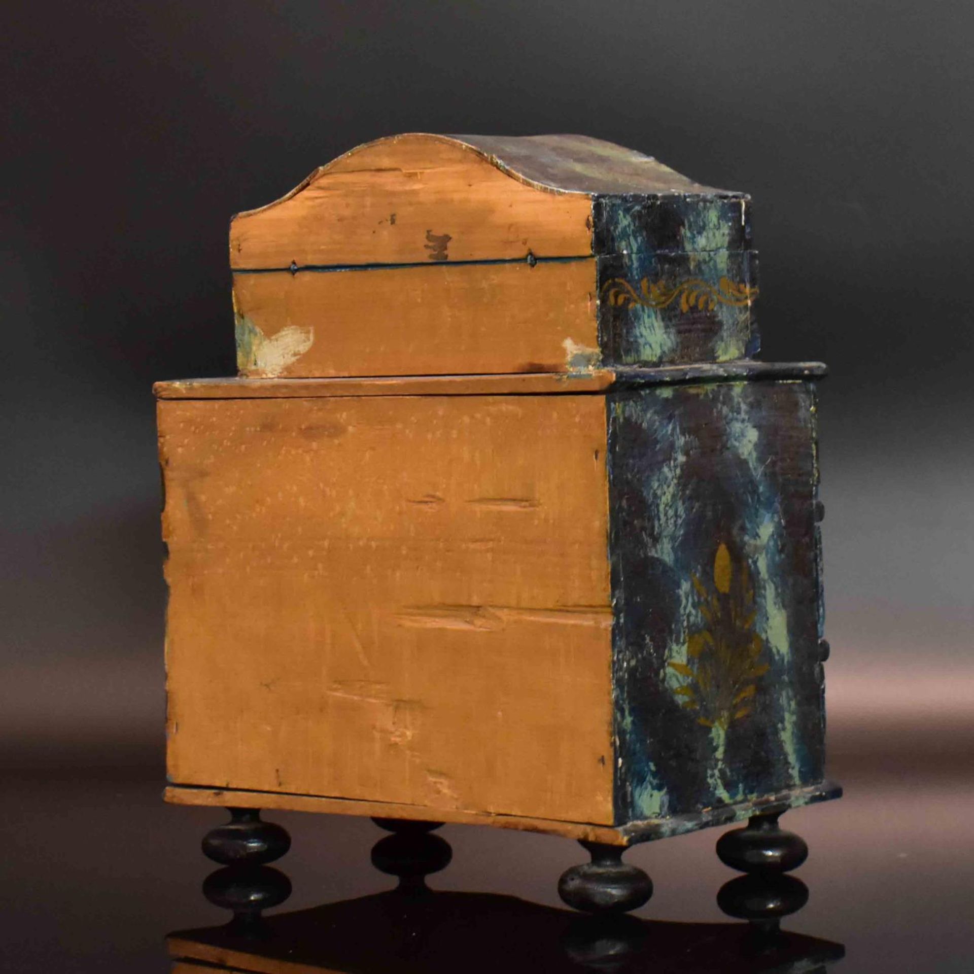 Miniaturkommode. 19./ 20. Jh. | Holz, Farbfassung. Metall. - Bild 3 aus 3