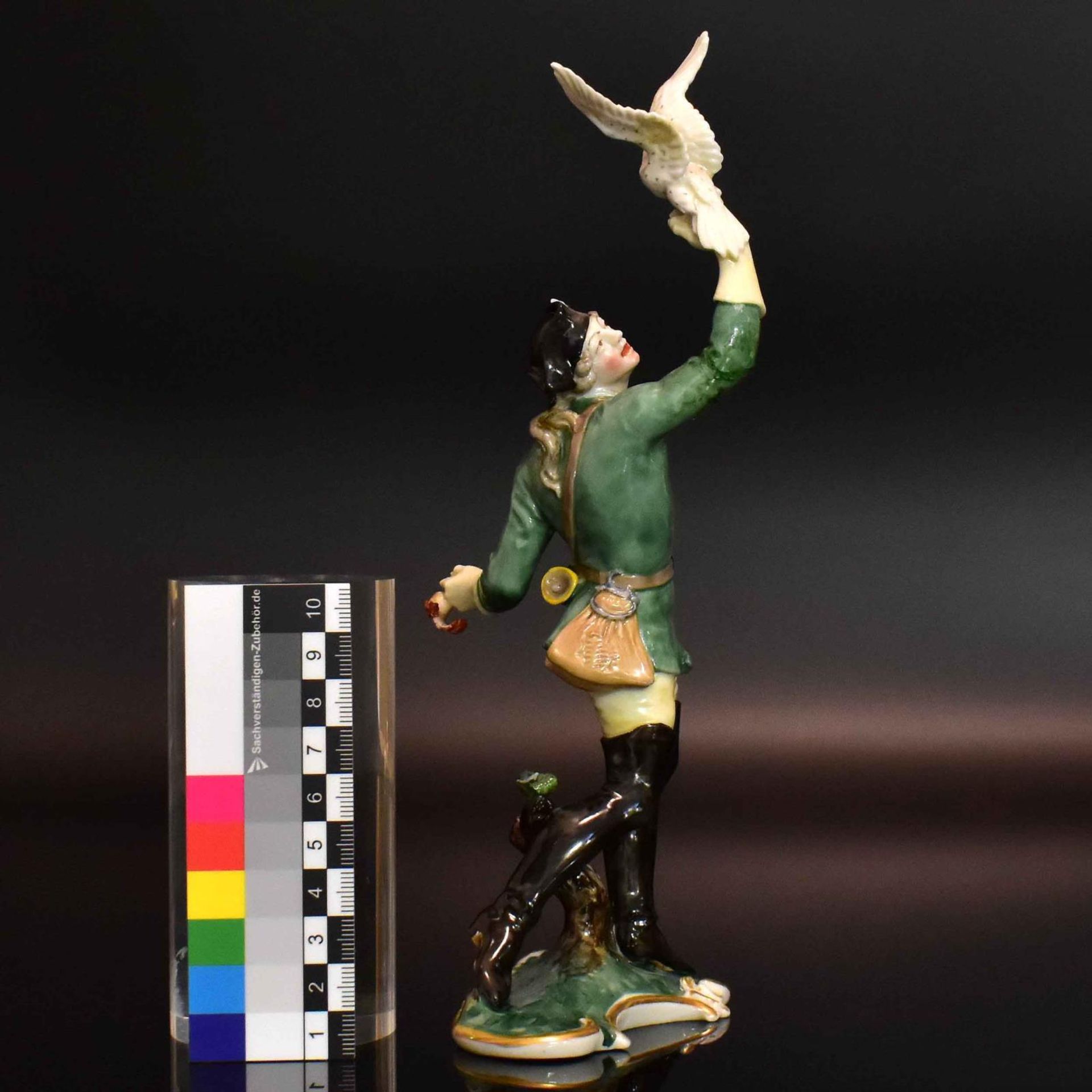 Falkner. Nymphenburg, nach Entwurf von T. Kärner | Porzellan, Farb- und Goldstaffage. - Bild 2 aus 3