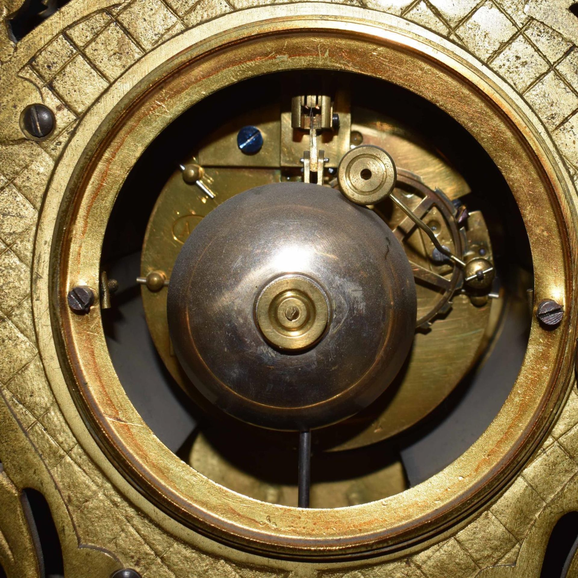 Kaminuhr. 19./20. Jh., Rokokostil | Gelbguss. Email. Glas. - Bild 5 aus 5