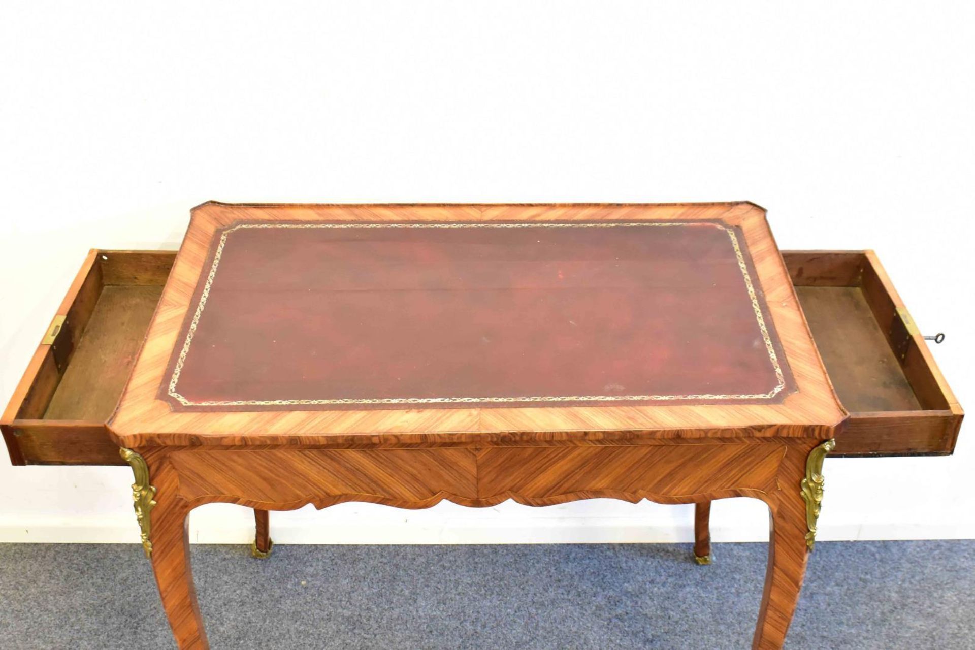 Kleiner Schreibtisch. 19. Jh. | Verschiedene Hölzer. Metallbeschläge. - Bild 2 aus 2