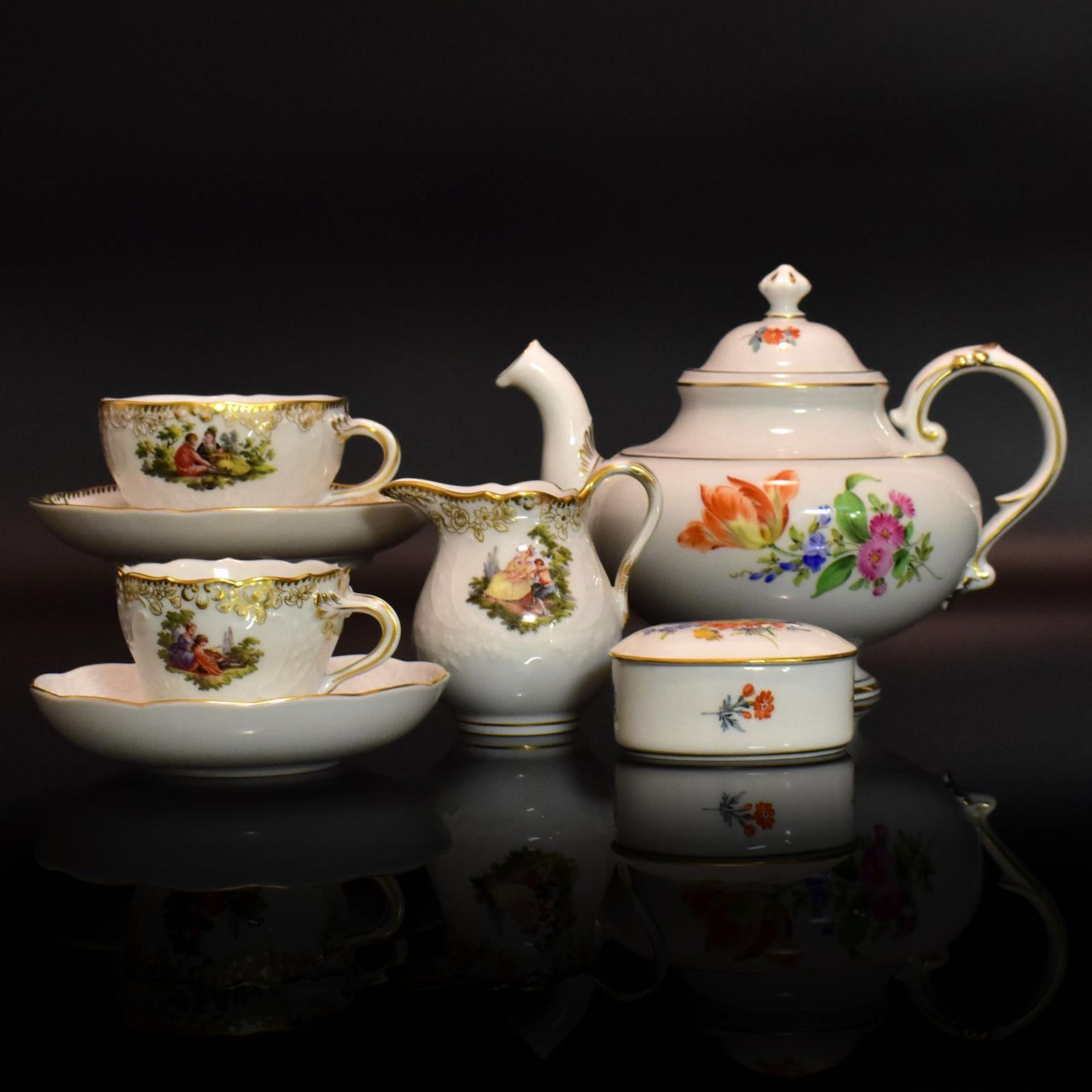 Konvolut, 19tlg. Meissen | Porzellan, Farb- und Goldstaffagen.