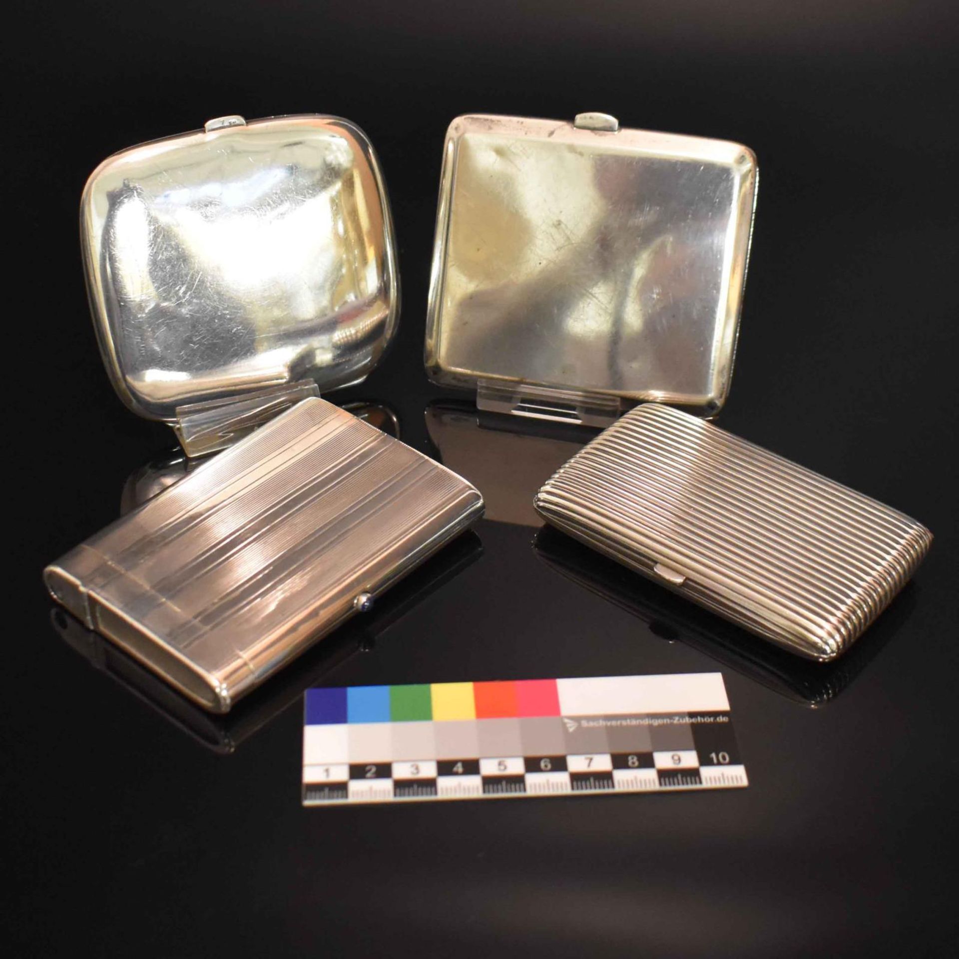Vier Zigarettenetuis. Deutschland, u.a. Schwäbisch Gmünd, Wilhelm Binder | Silber, innen vergoldet. - Bild 3 aus 4