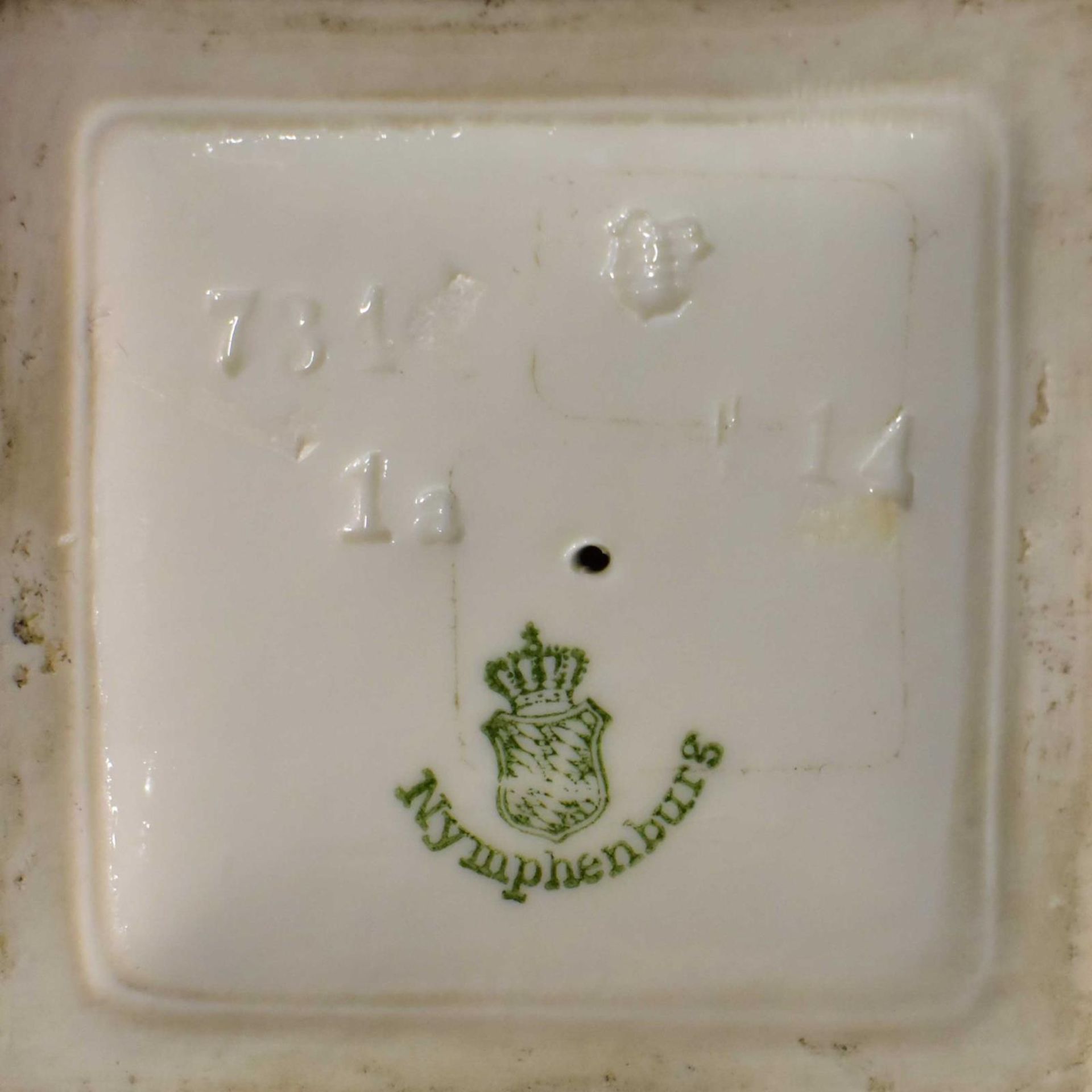 Acht Ziervasen auf Postamenten. Nymphenburg | Porzellan, weiß. - Bild 3 aus 3