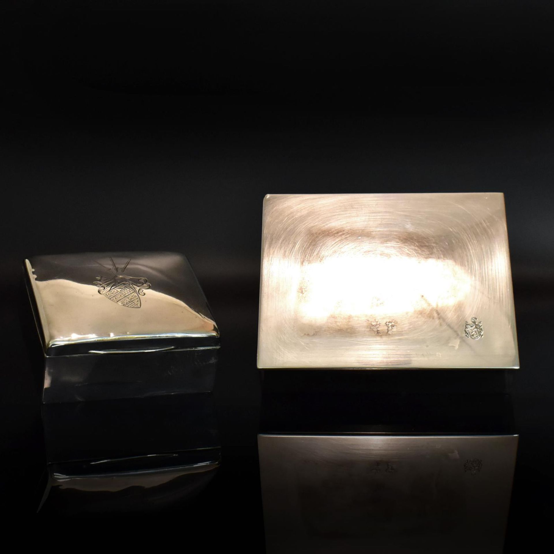 Zwei Zigarettendosen. Silber, Holzkern.