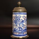 Walzenkrug. Bayreuth, Periode Knöller, wohl Maler F. Teuscher, Mitte 18. Jh. | Fayence. Zinndecke...