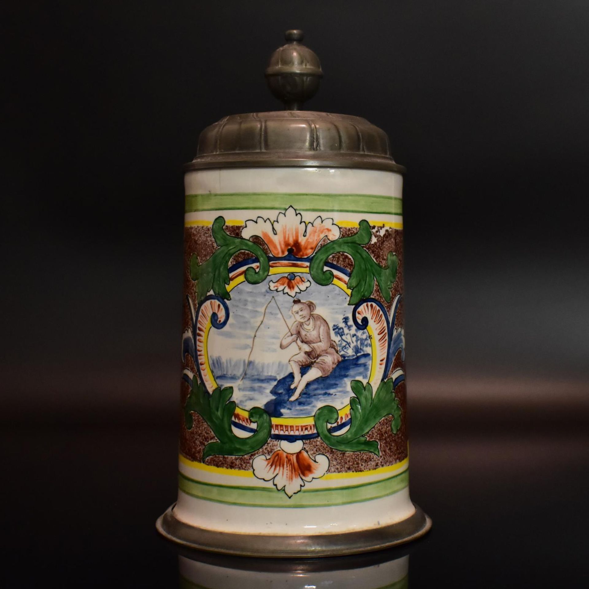 Walzenkrug. Dorotheenthal, 18. Jh. | Fayence. Zinndeckel und -montierung.