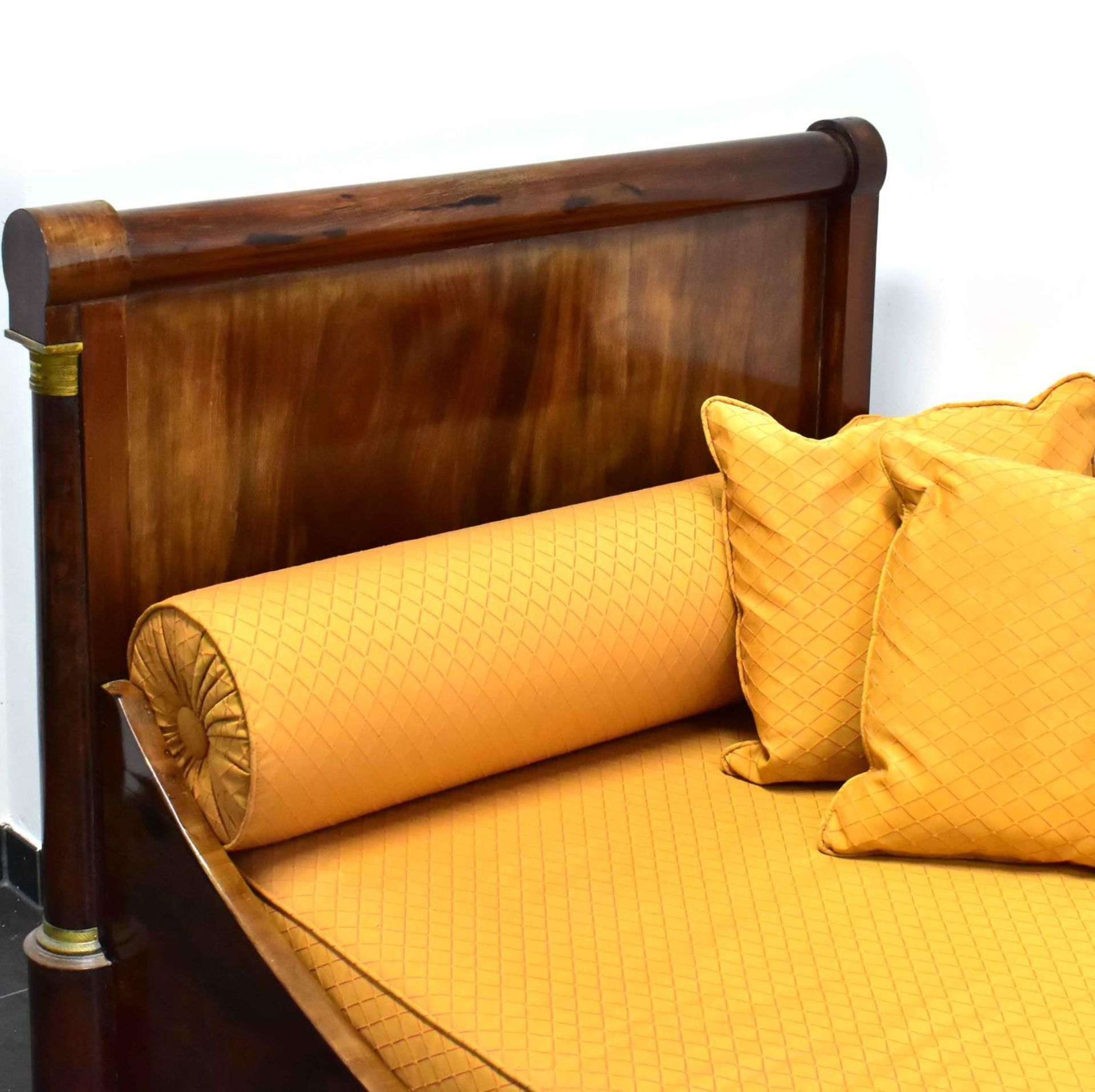 Tagesbett. 19. Jh. und später, Empire Stil | Mahagoni und andere Hölzer furniert. Messing. Stoff... - Bild 2 aus 2