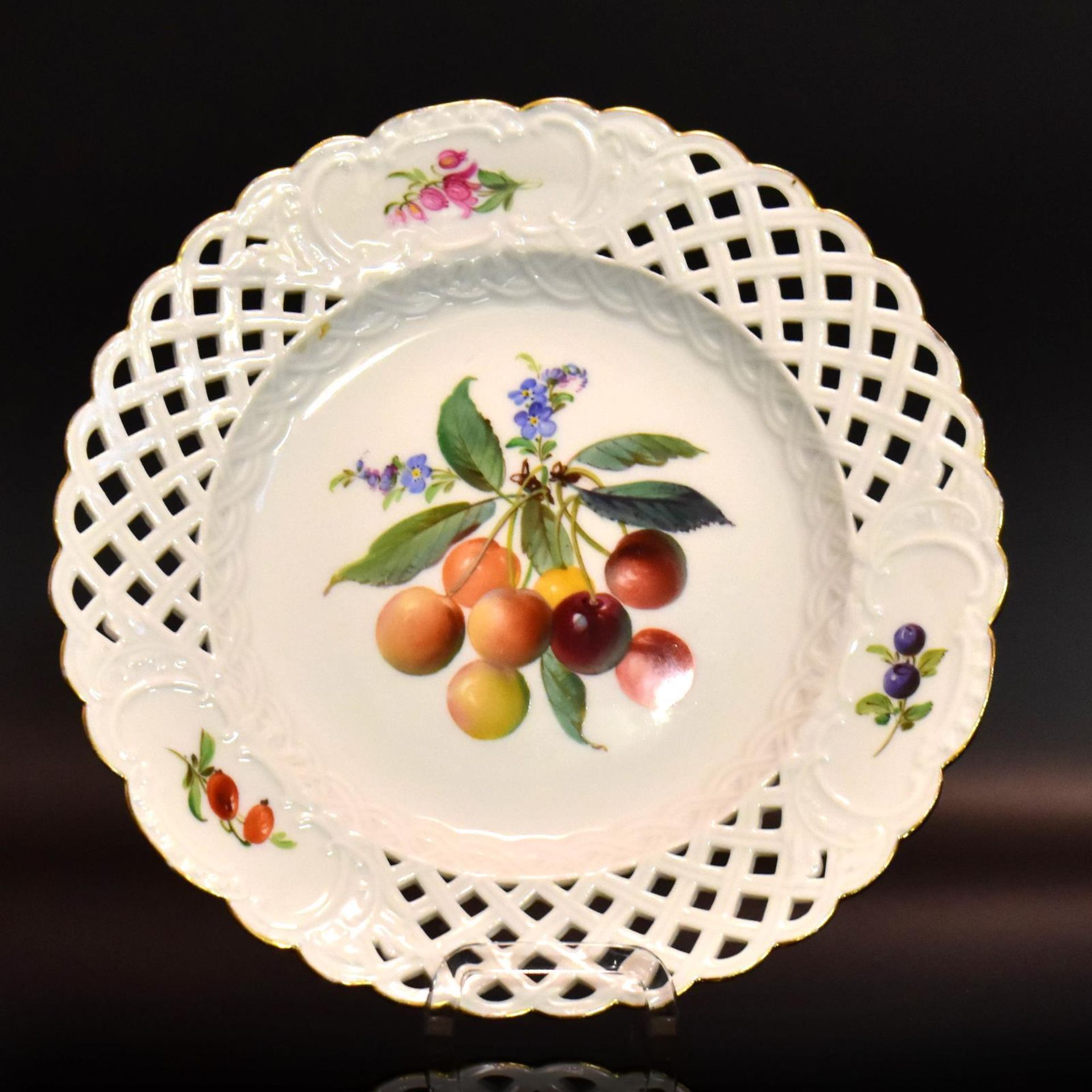 Obstteller. Meissen, Knaufzeit | Porzellan, Farb- und Goldstaffage.