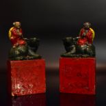 Ein Paar Buchstützen: Ochsenreiter. China (wohl) | Wohl Speckstein, geschnitzt, Farbfassung.