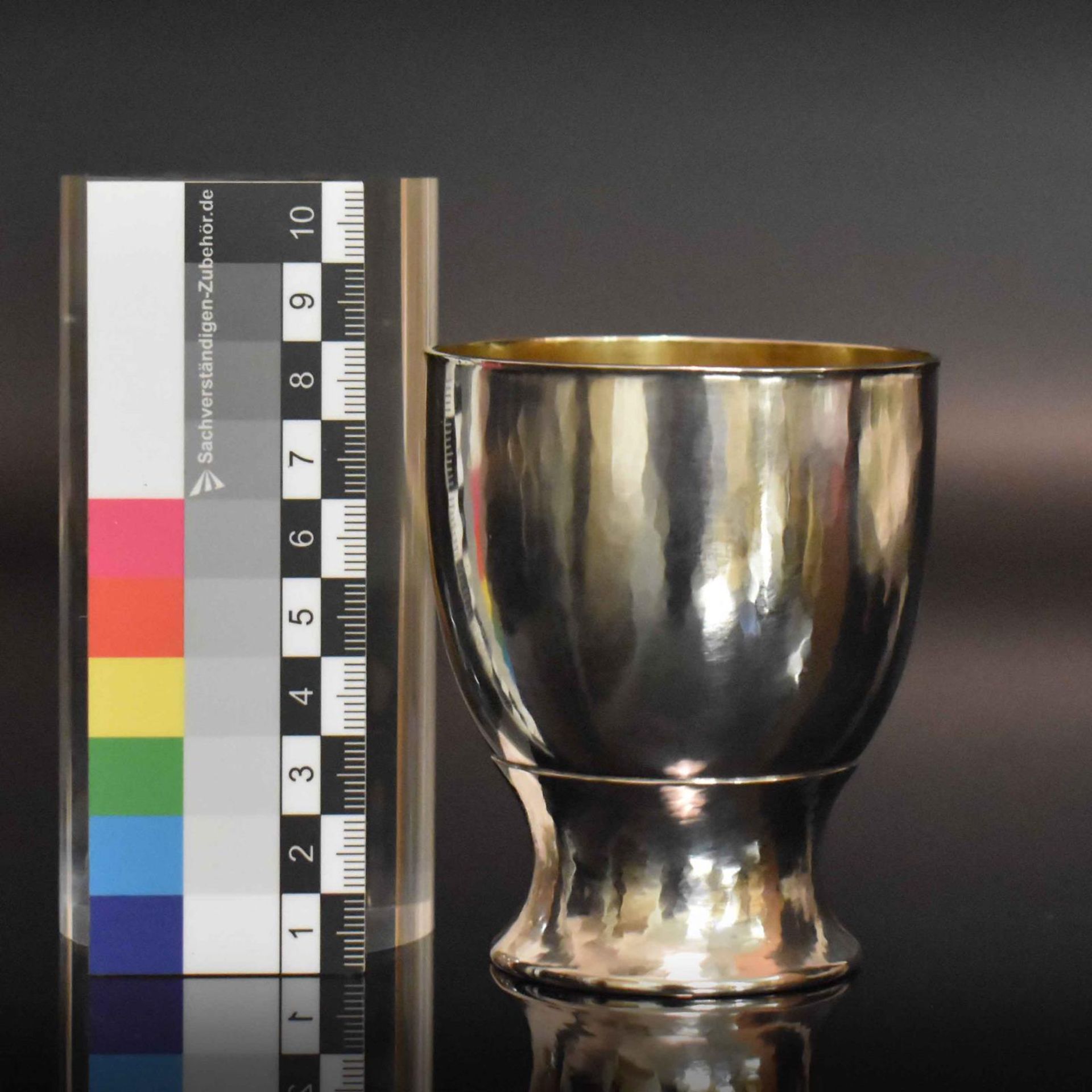 Kleiner Pokalbecher. Silber, innen vergoldet, Hammerschlagdekor. - Bild 2 aus 5