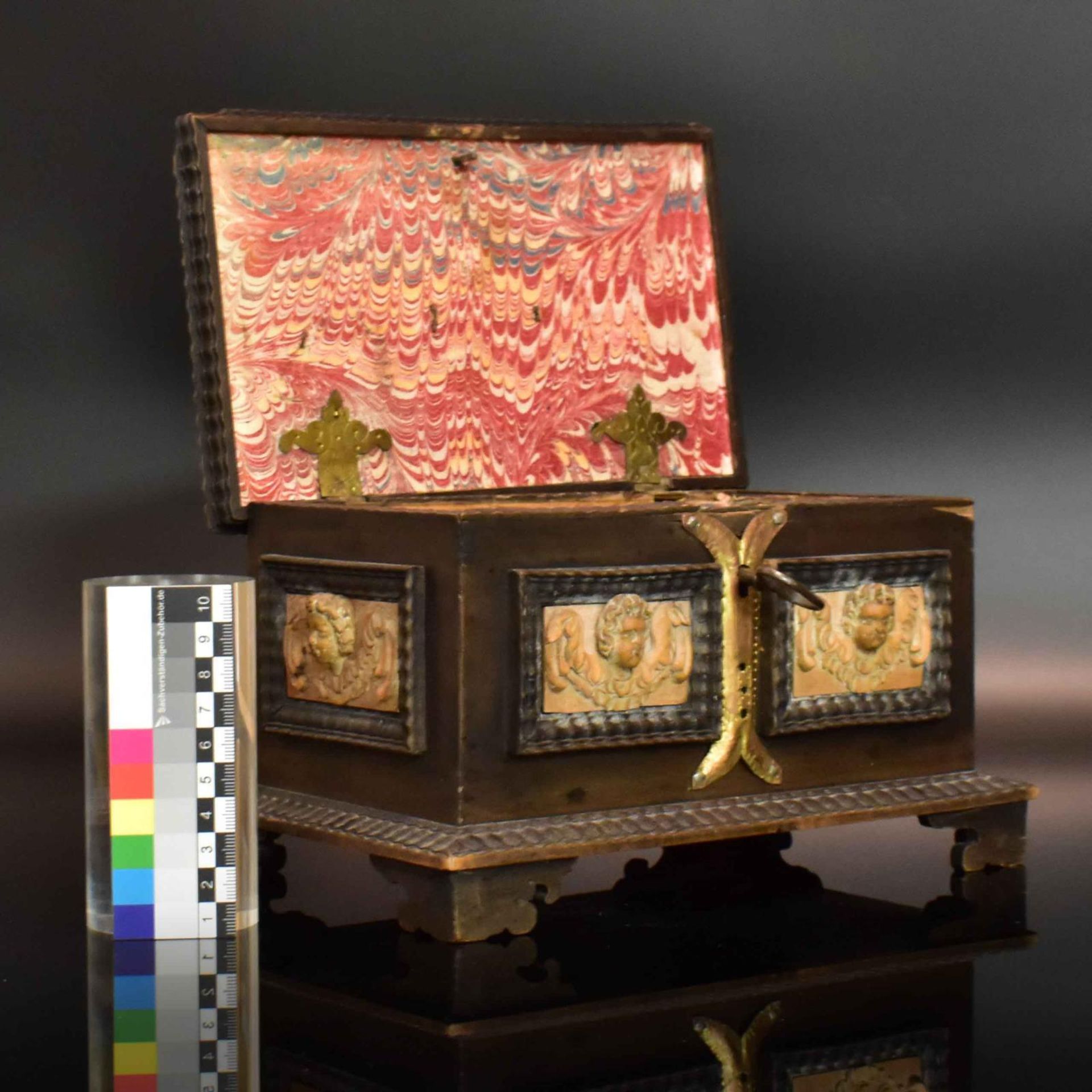 Schatulle. Im Stil des 17. Jhs. | Verschiedene Hölzer, Messing- und Eisenbeschläge. - Bild 2 aus 3