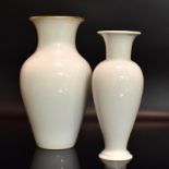 Zwei Vasen. KPM Berlin | Porzellan, weiß bzw. Goldrand.