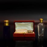 Drei Flakons. 19./20. Jh. | Farbloses bzw. blaues Glas, Silber- bzw. Metallmontierungen.