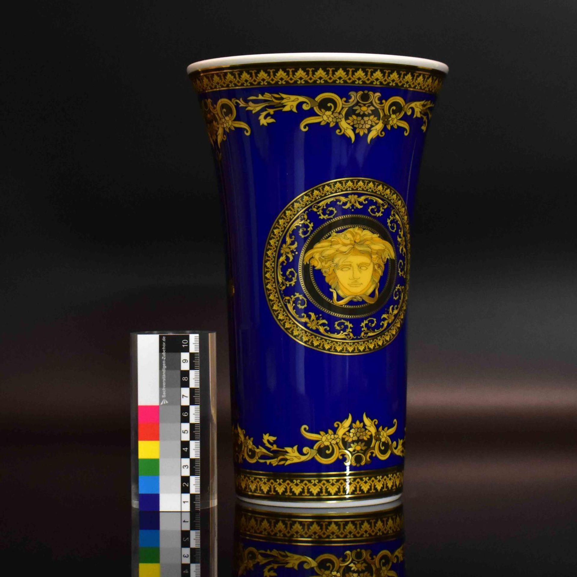Vase "Medusa Blue". Versace für Rosenthal | Porzellan, Farb- und Golddekor. - Bild 2 aus 3