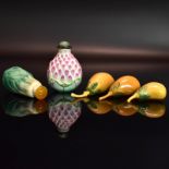 Fünf Snuff Bottles. China, 19./20. Jh. | Keramik, tlw. staffiert.
