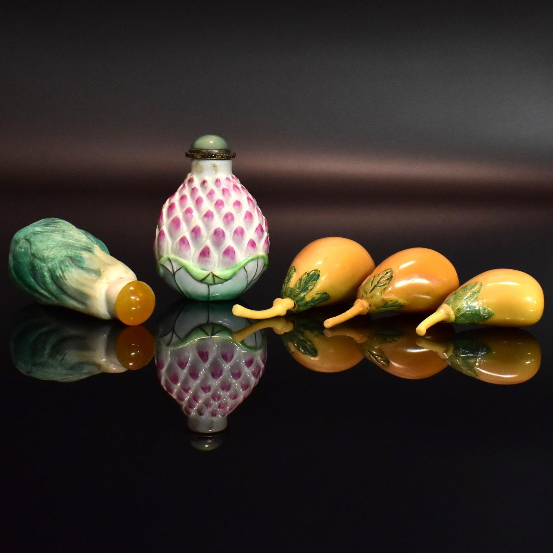 Fünf Snuff Bottles. China, 19./20. Jh. | Keramik, tlw. staffiert.