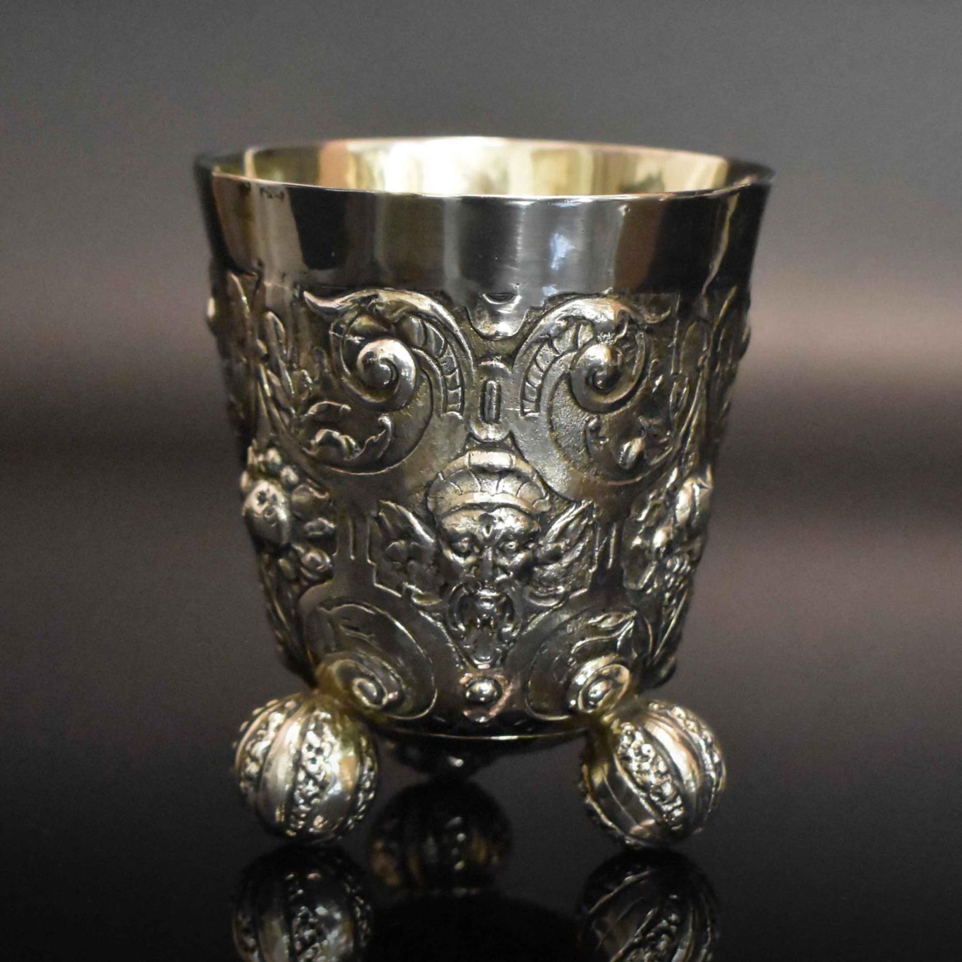Kugelfußbecher. Wohl Hanau, B. Neresheimer & Söhne | Silber, innen vergoldet. - Bild 3 aus 5