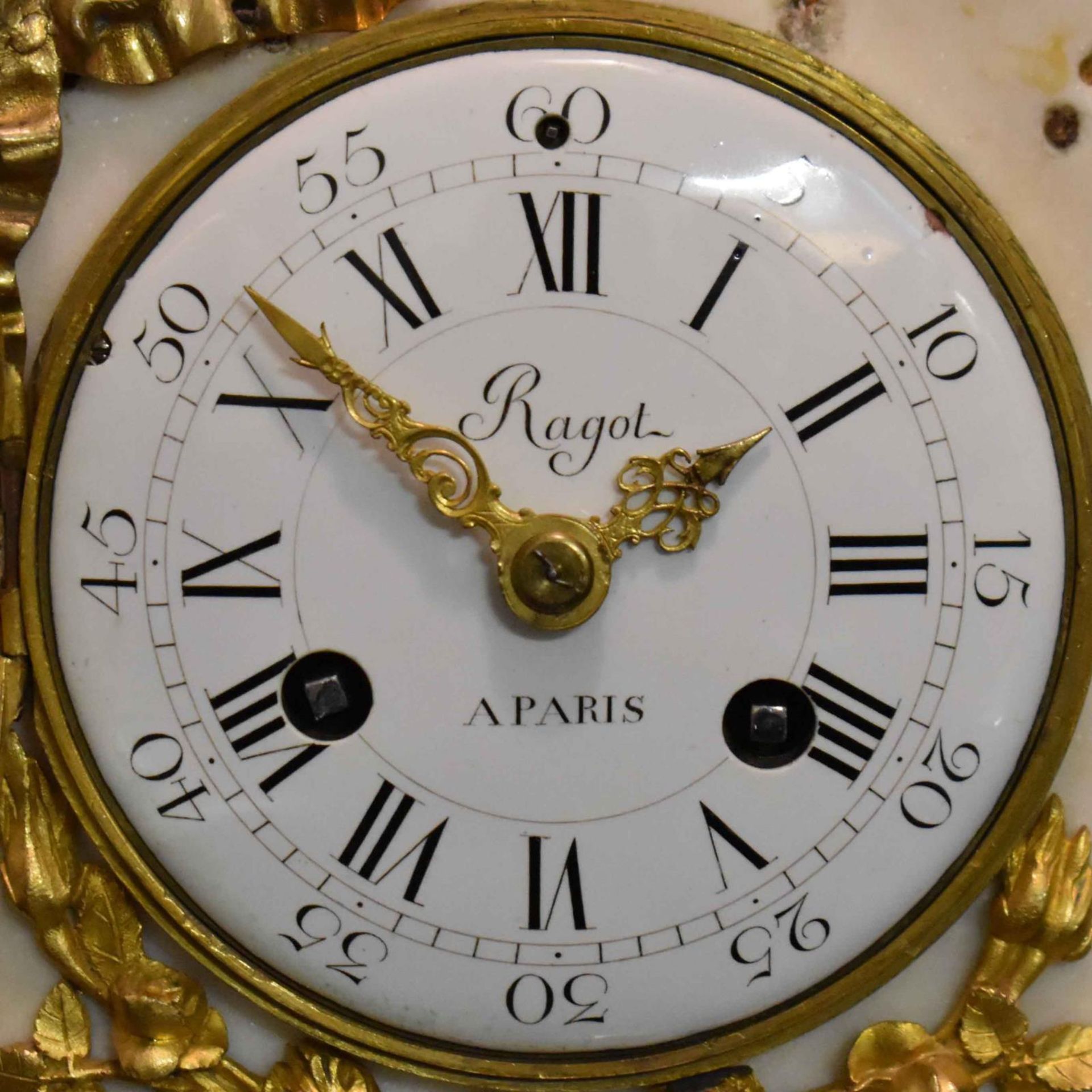 Kaminuhr. Paris, 19./20. Jh. | Marmor. Gelbguss, vergoldet. Glas. Email. - Bild 2 aus 5