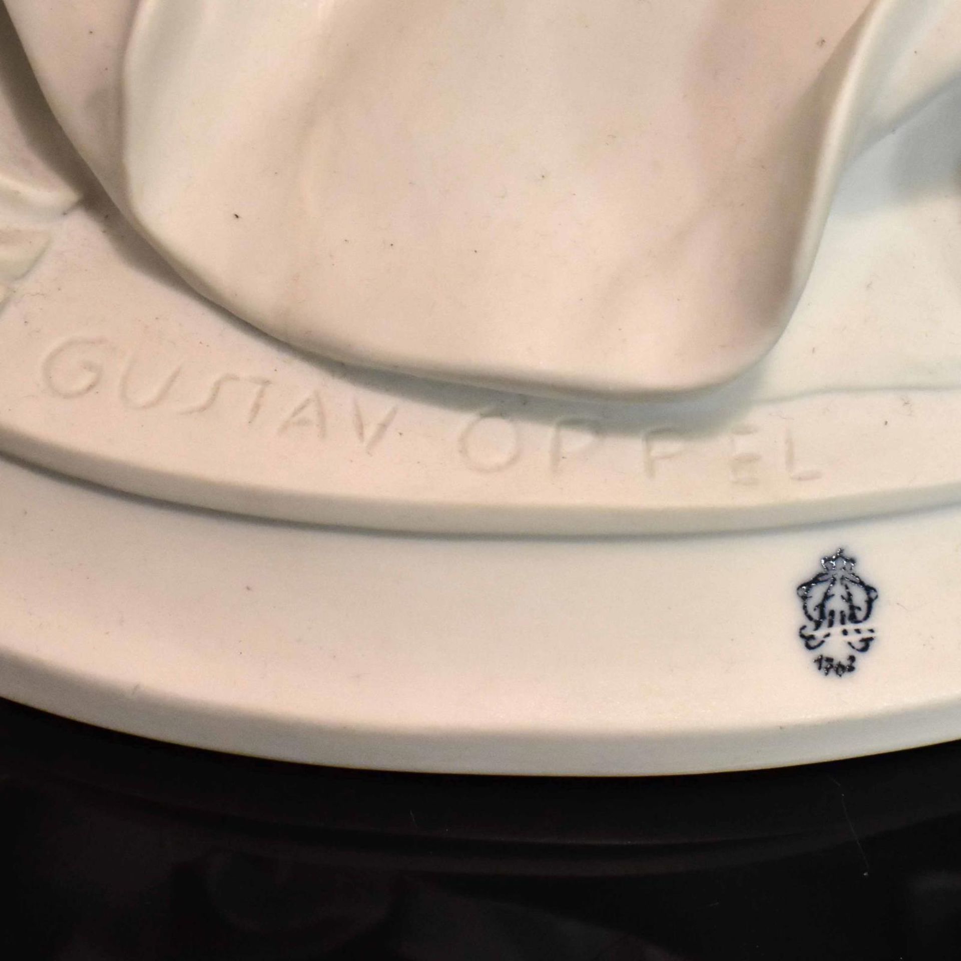 Dame mit Füllhorn und Blumen. Aelteste Volkstedter, nach Entwurf von Gustav Oppel | Biskuitporzel... - Bild 3 aus 3