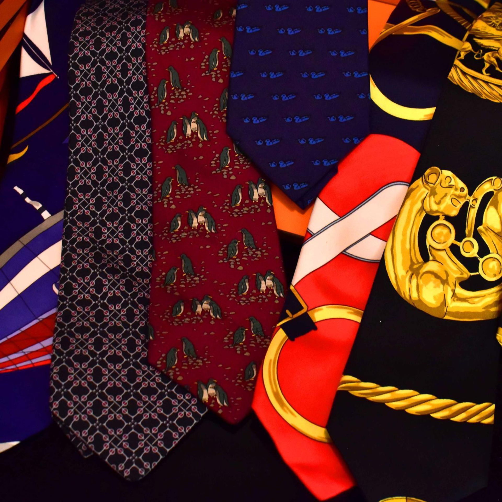 Konvolut Hermès. Hermès, Frankreich | 100% Seide, Leder und Messing. - Bild 2 aus 4