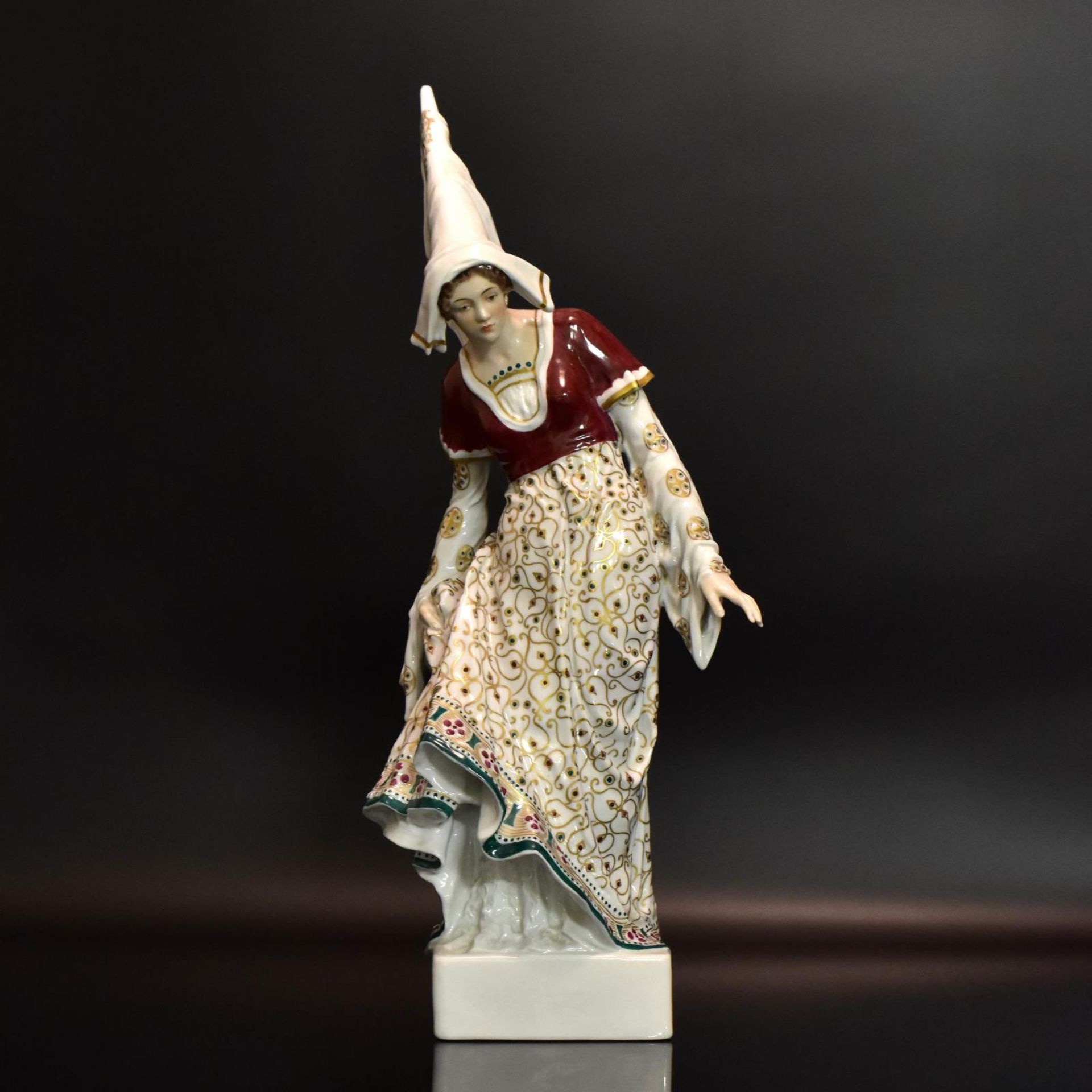 "Burgunderin". Aelteste Volkstedter, nach einem Modell der Schwarzburger Werkstätten, Entwurf E....