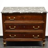 Kommode. Um 1900, Louis XVI Stil | Mahagoni furniert. Messing. Marmor.