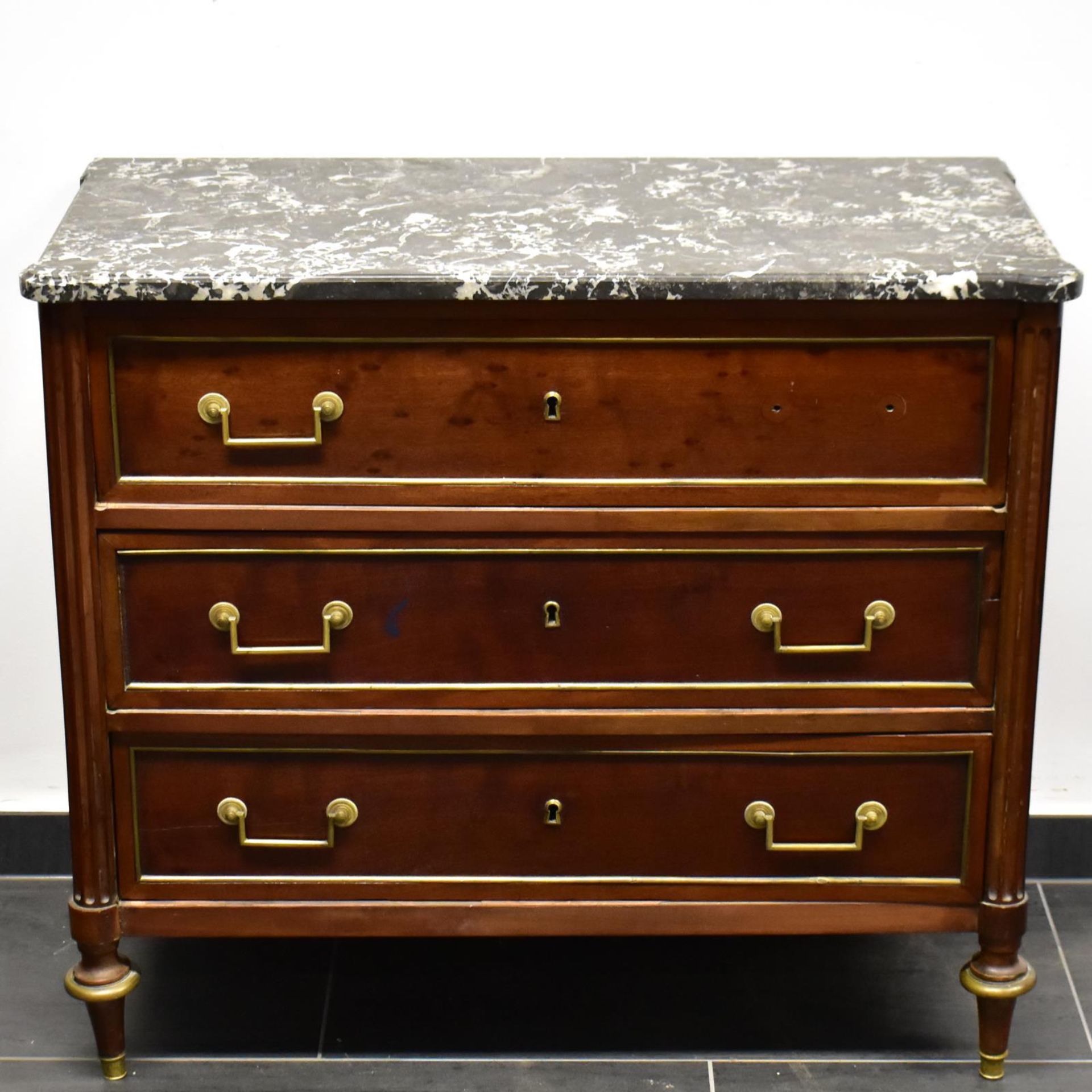 Kommode. Um 1900, Louis XVI Stil | Mahagoni furniert. Messing. Marmor.