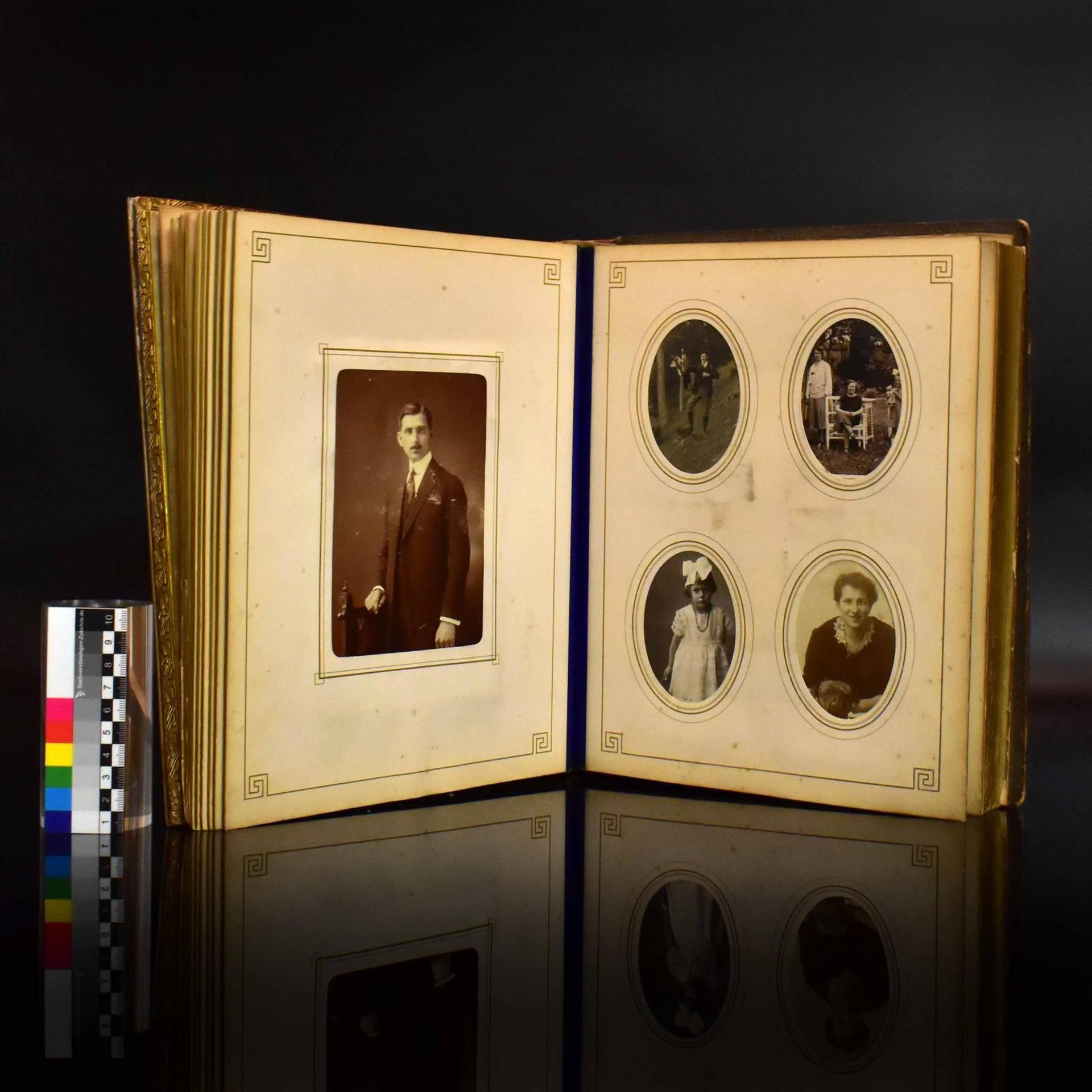 Album mit Fotografien. Deutschland, 19./20. Jh. | Leder, Karton, Messing, Malachit, Fotografien. - Bild 2 aus 2