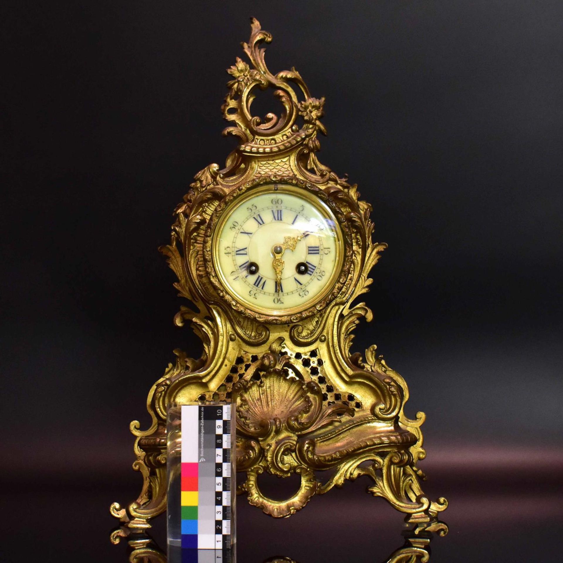 Kaminuhr. 19./20. Jh., Rokokostil | Gelbguss. Email. Glas. - Bild 3 aus 5