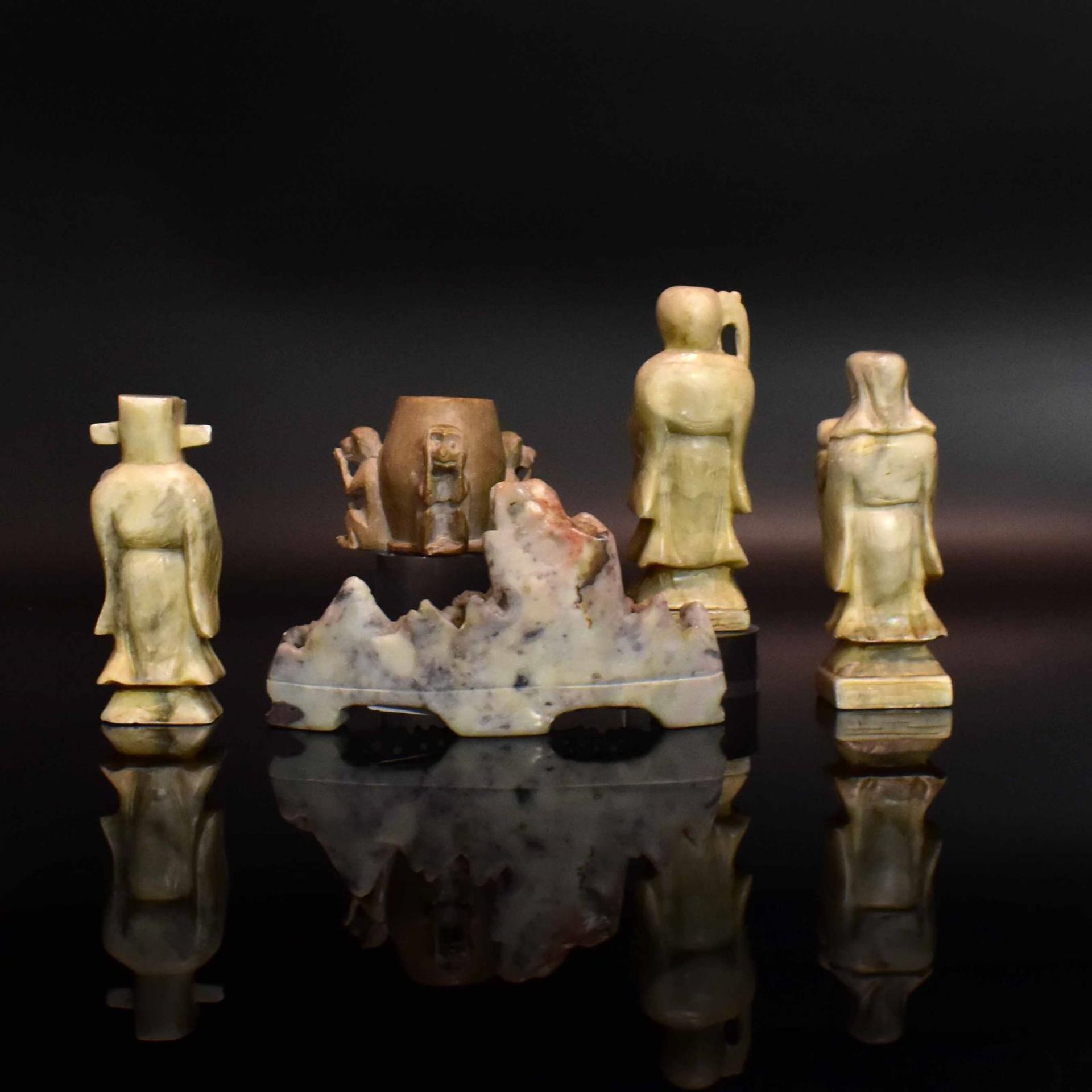 Fünf Schnitzereien. China | Wohl Speckstein, geschnitzt. - Bild 2 aus 2