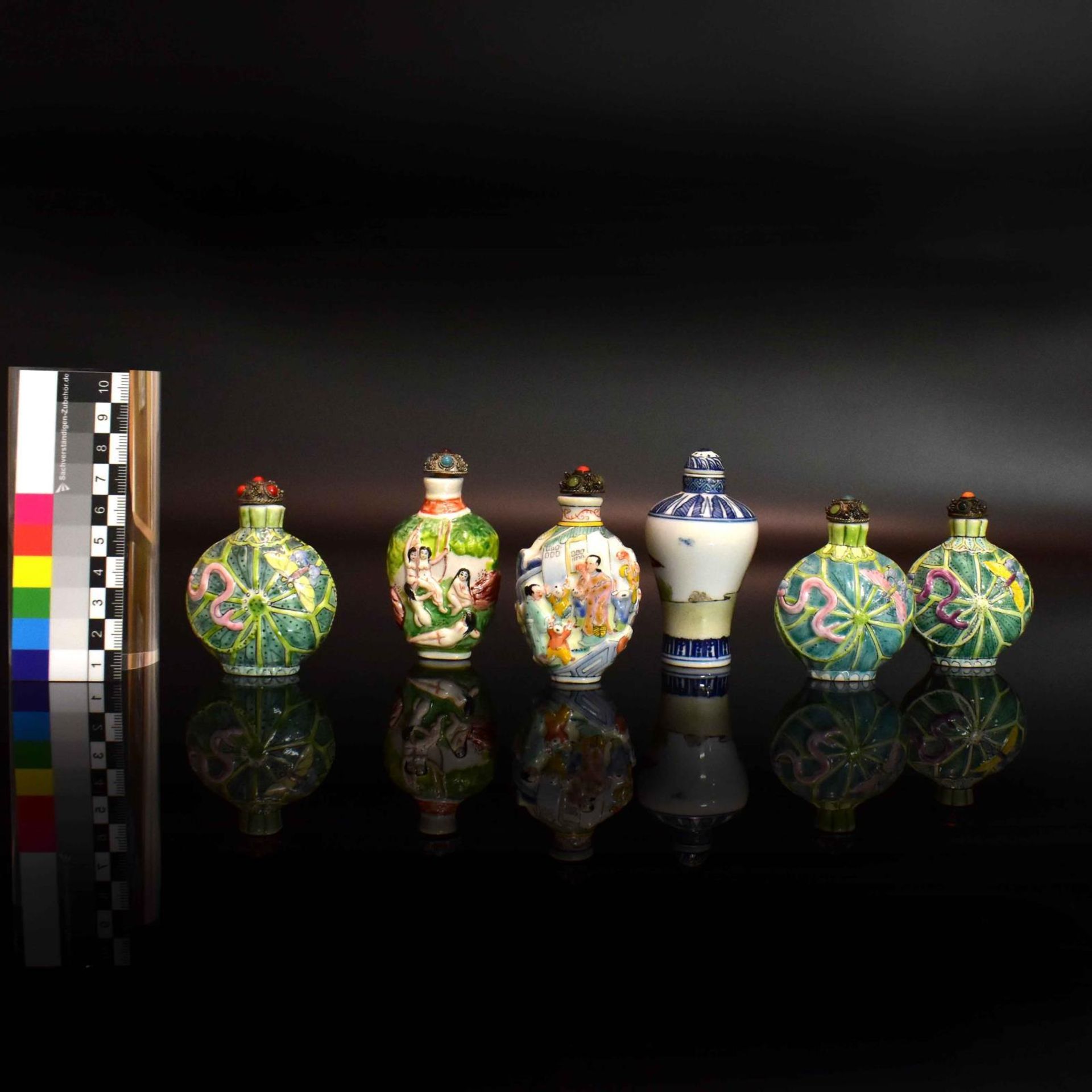 Sechs Snuff Bottles. China, 19./20. Jh. | Porzellan, polychrome Überglasurmalerei. - Bild 2 aus 2