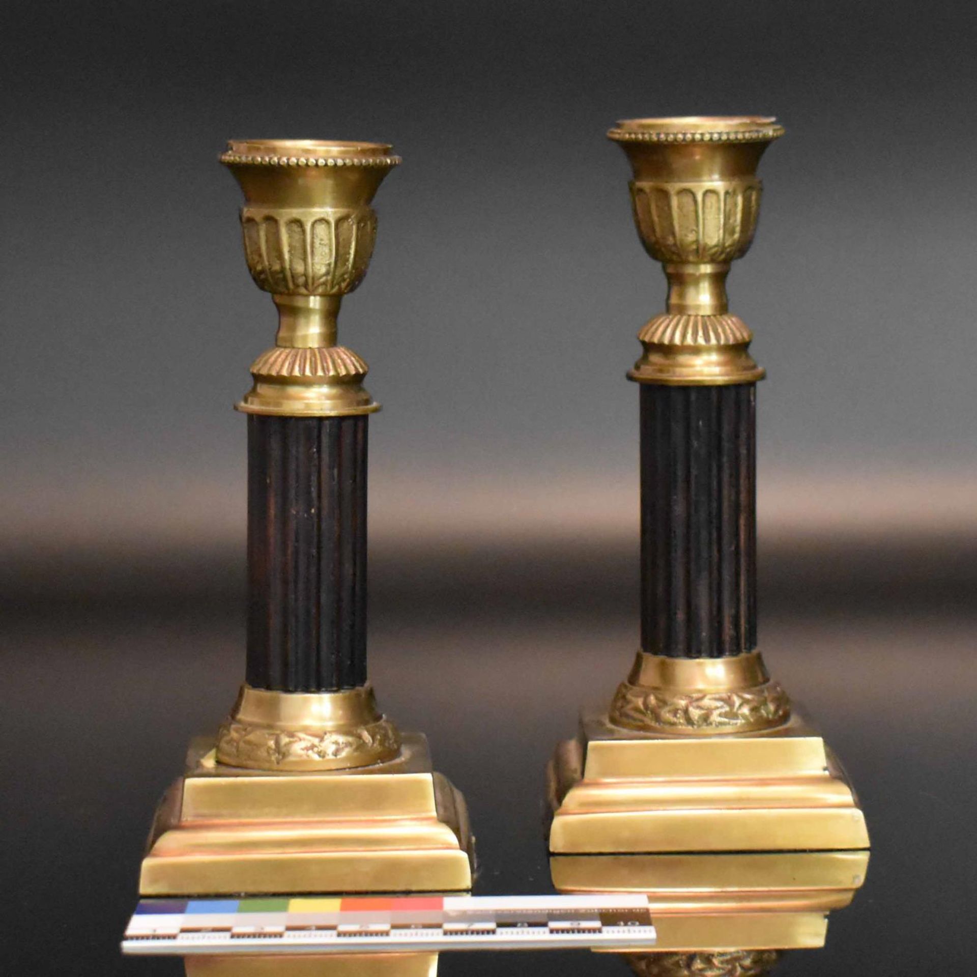 Ein Paar Kerzenleuchter. Empirestil | Bronze, teils geschwärzt. - Bild 2 aus 2