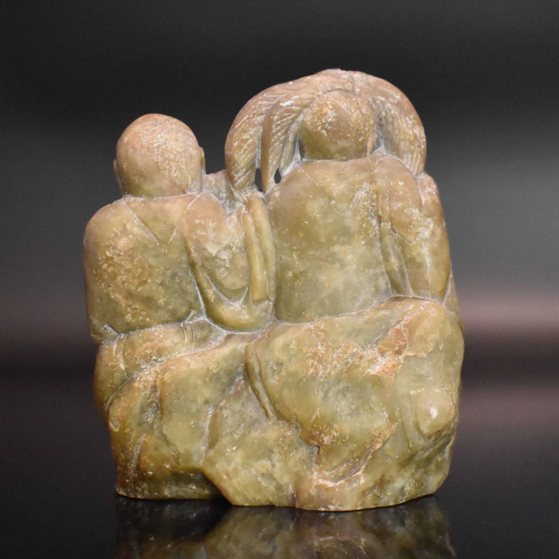 Zwei Mönche mit Erntegut. China (wohl) | Wohl Speckstein, geschnitzt. - Bild 2 aus 2