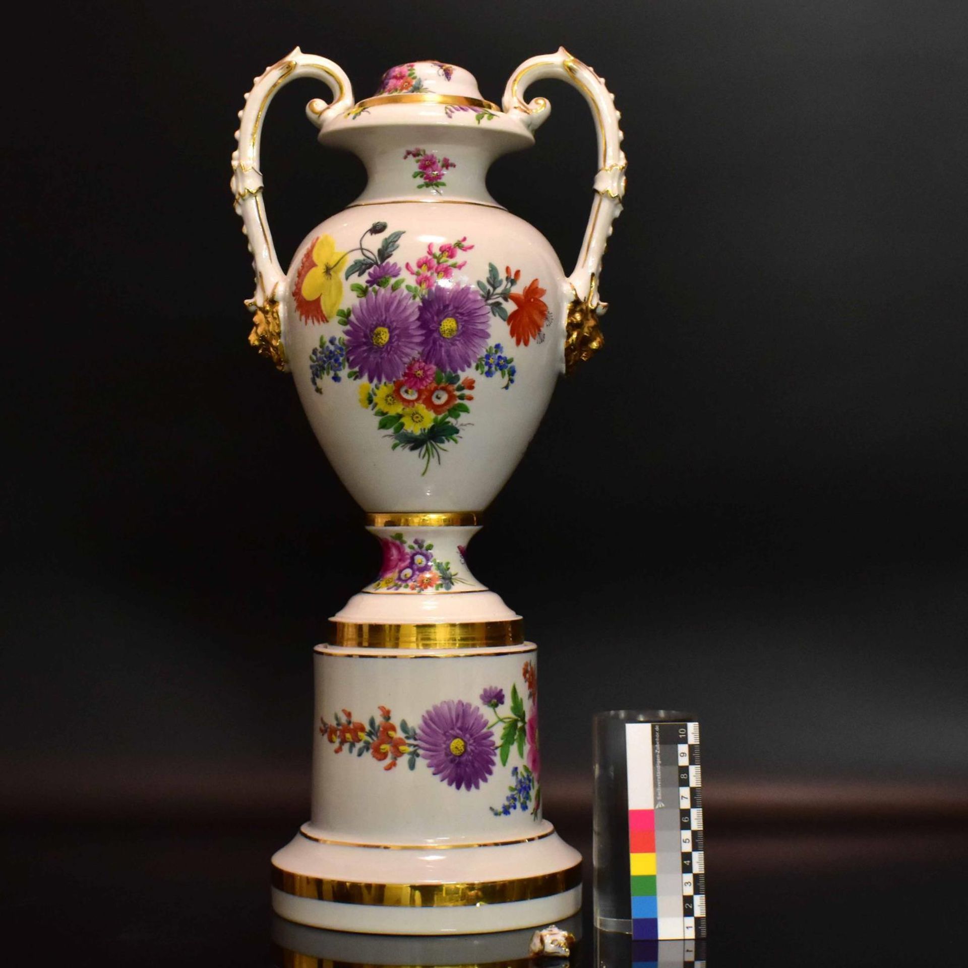 Deckelvase auf Postament. Ernst Teichert, Meissen, vor 1925 | Porzellan, Farb- und Goldstaffage. - Bild 2 aus 3