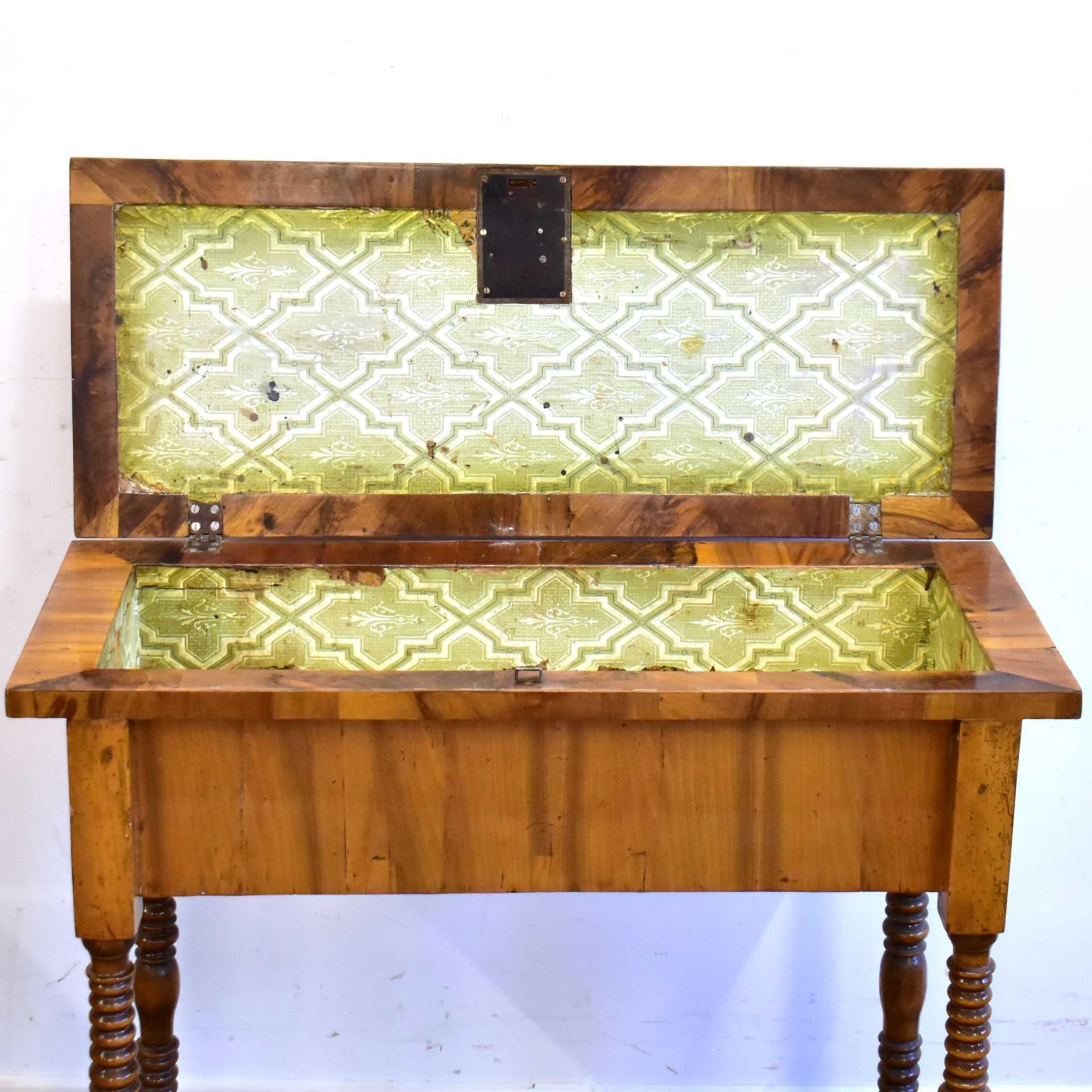 Klapptisch. Um 1900, Barockstil | Nussbaum, Wurzel, Ahorn und andere Hölzer furniert. - Bild 3 aus 3