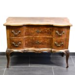 Kommode. 19. Jh. und später, Barockstil | Nussbaum, Ahorn und andere Hölzer furniert. Metallbesch...