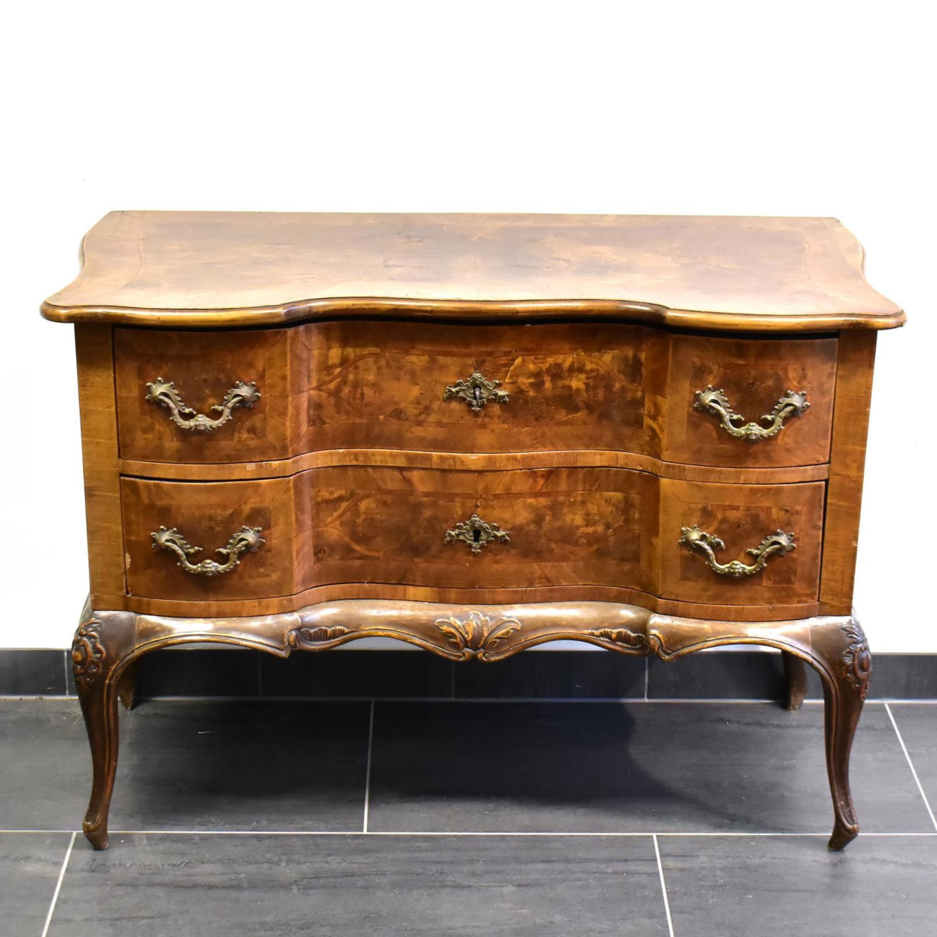 Kommode. 19. Jh. und später, Barockstil | Nussbaum, Ahorn und andere Hölzer furniert. Metallbesch...