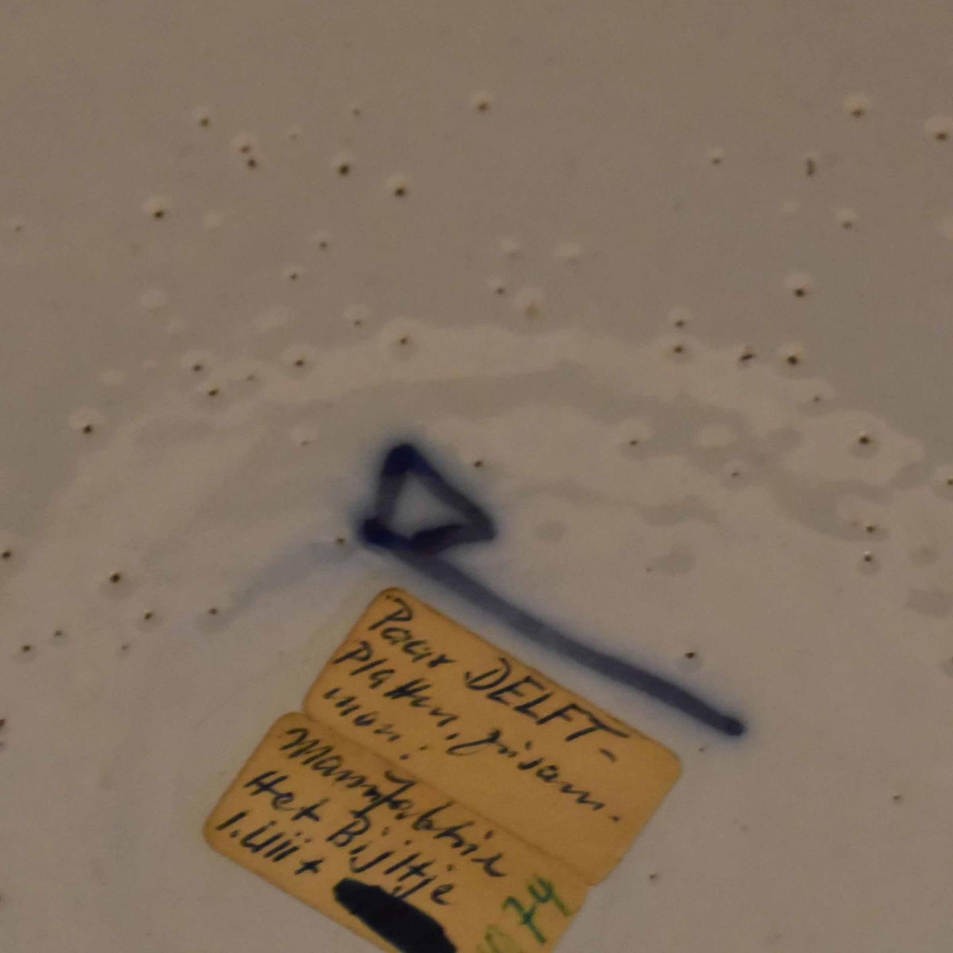 Ein Paar Teller. Delft, De Porceleyne Bijl, 18. Jh. | Fayence. - Bild 3 aus 3