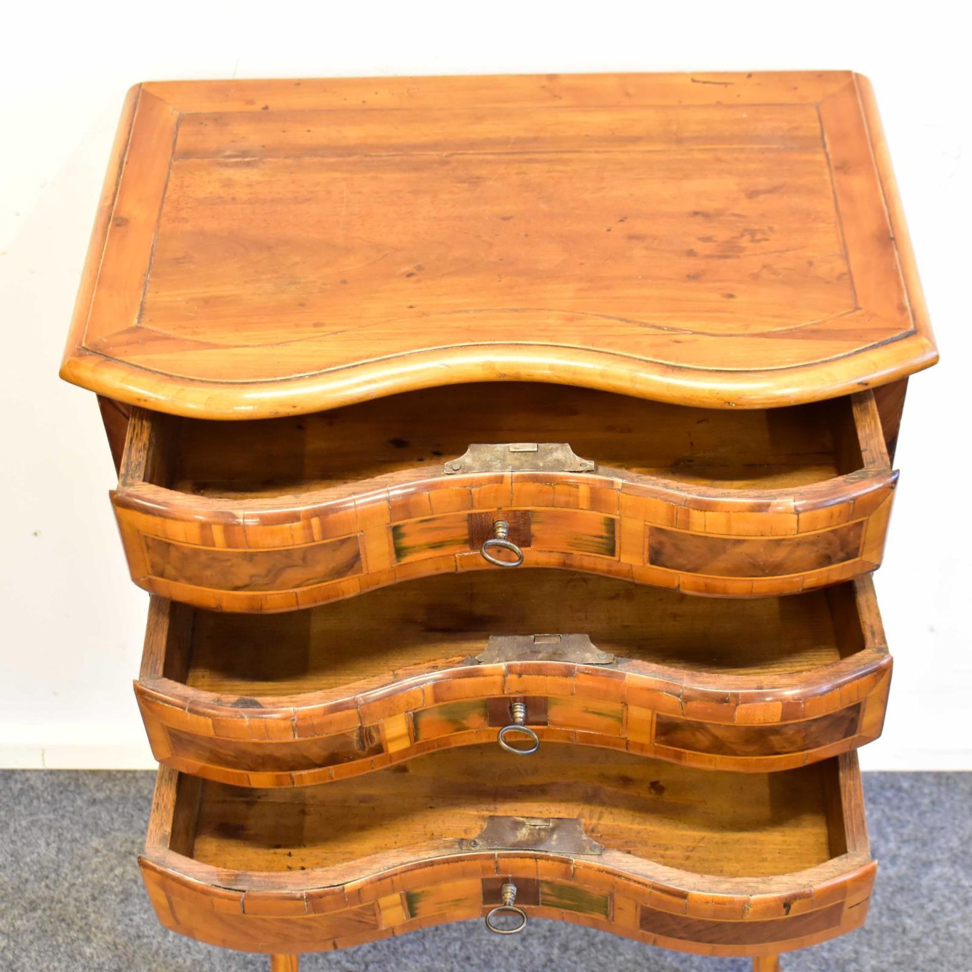 Beistellkommode. 19. Jh. und später | Nussbaum, Zwetschge und andere Hölzer furniert. - Bild 2 aus 3