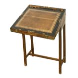 Kleiner Reisesekretär mit Untergestell. 19. Jh. | Verschiedene Hölzer furniert, tlw. geschwärzt,...