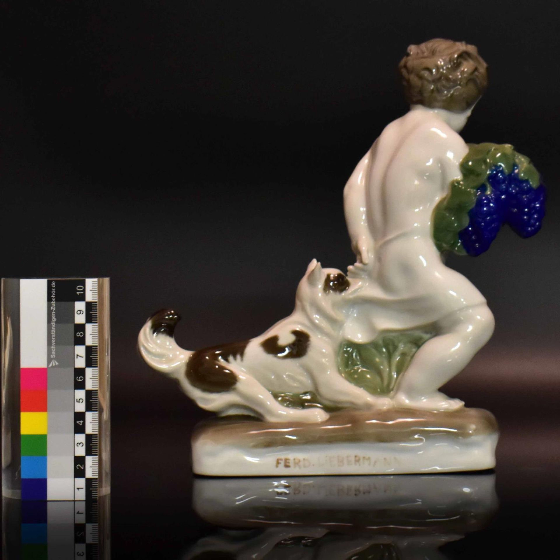 "Erwischt". Rosenthal, nach Entwurf von F. Liebermann, um 1920 | Porzellan, Unterglasurstaffage. - Bild 2 aus 4