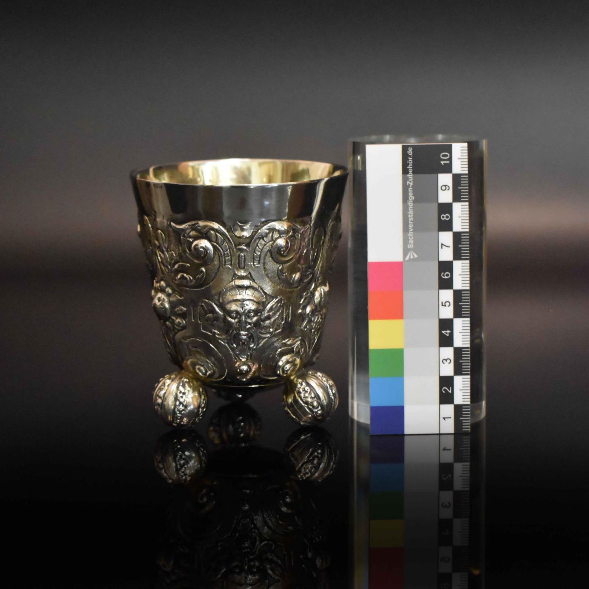 Kugelfußbecher. Wohl Hanau, B. Neresheimer & Söhne | Silber, innen vergoldet. - Bild 4 aus 5