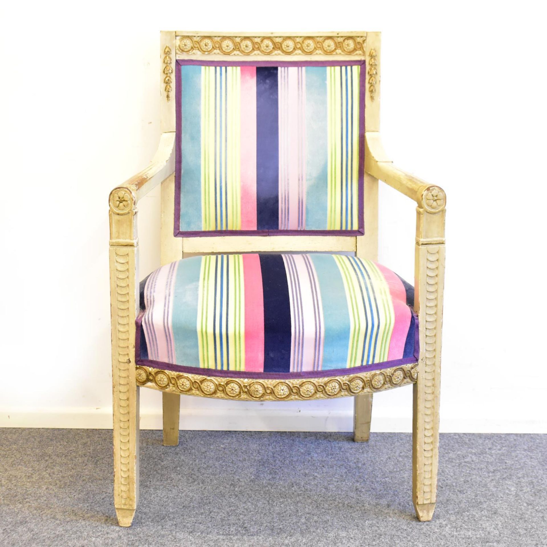 Armlehnstuhl. 19./20. Jh., Louis XVI Stil | Holz, geschnitzt, Gold- und Farbfassung. Stoffbezug.