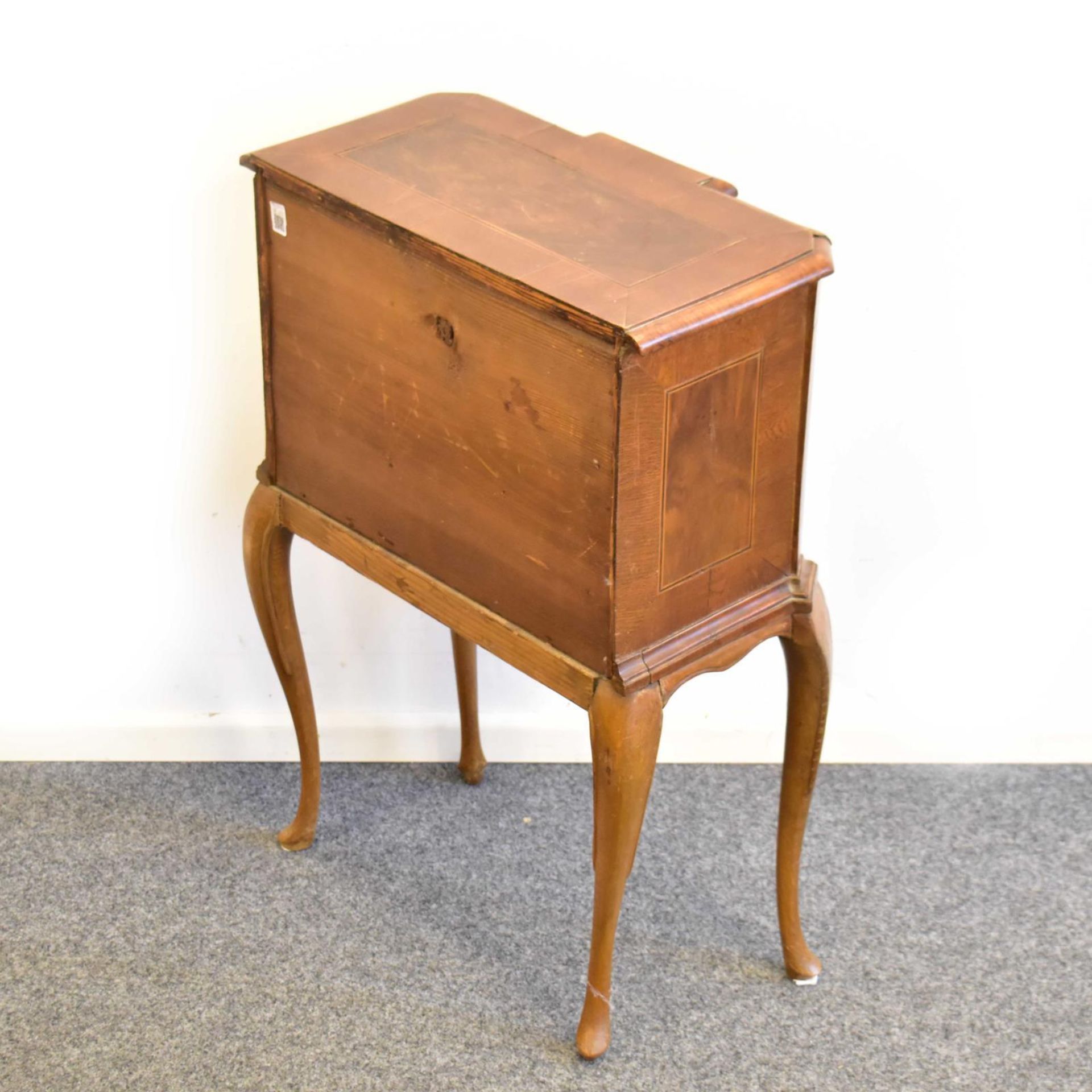 Beistellkommode. 19. Jh., Barockstil | Nussbaum und andere Hölzer furniert. Metallbeschläge. - Bild 3 aus 3