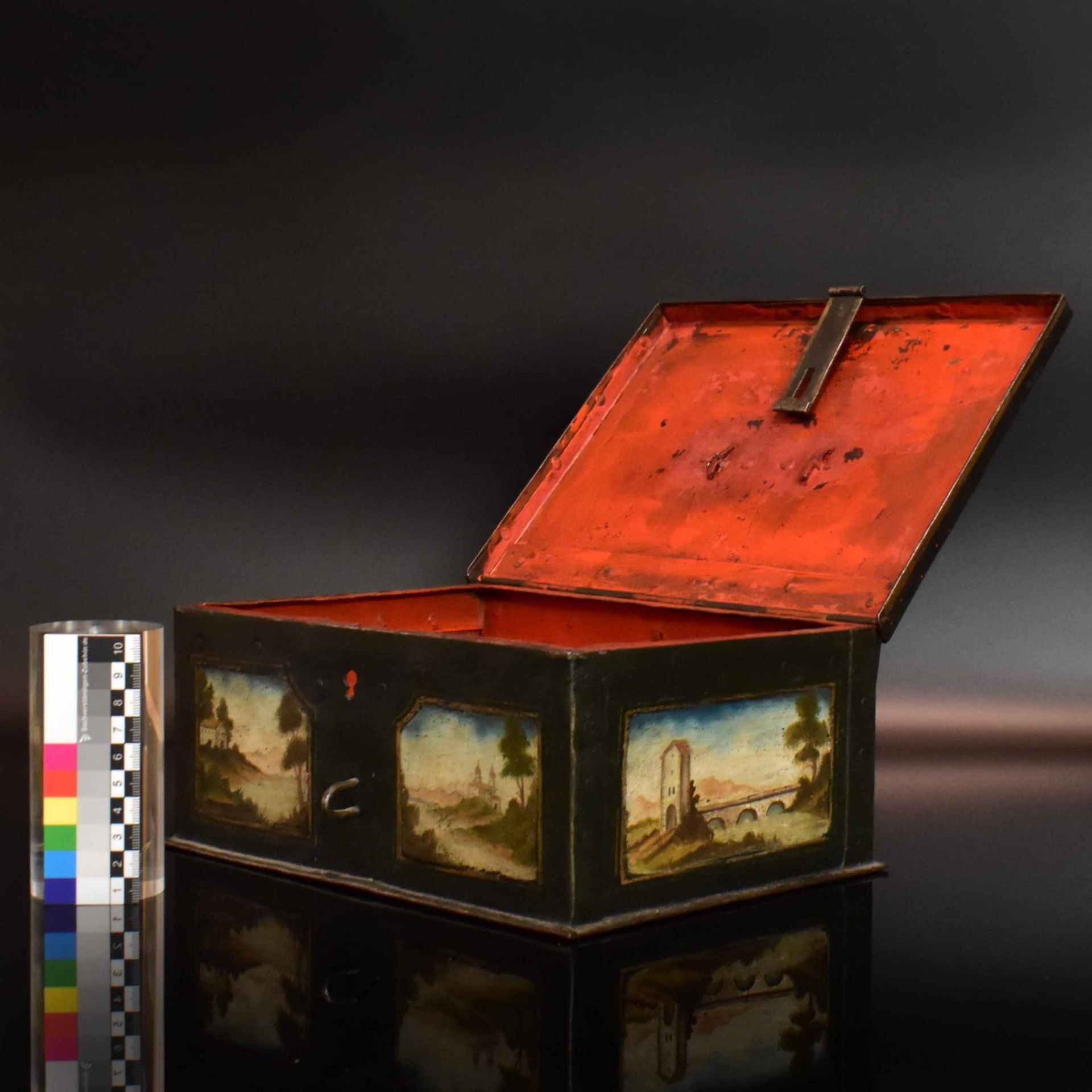 Schatulle. Deutschland, 18./19. Jh. | Eisen, farbig bemalt. - Bild 2 aus 2