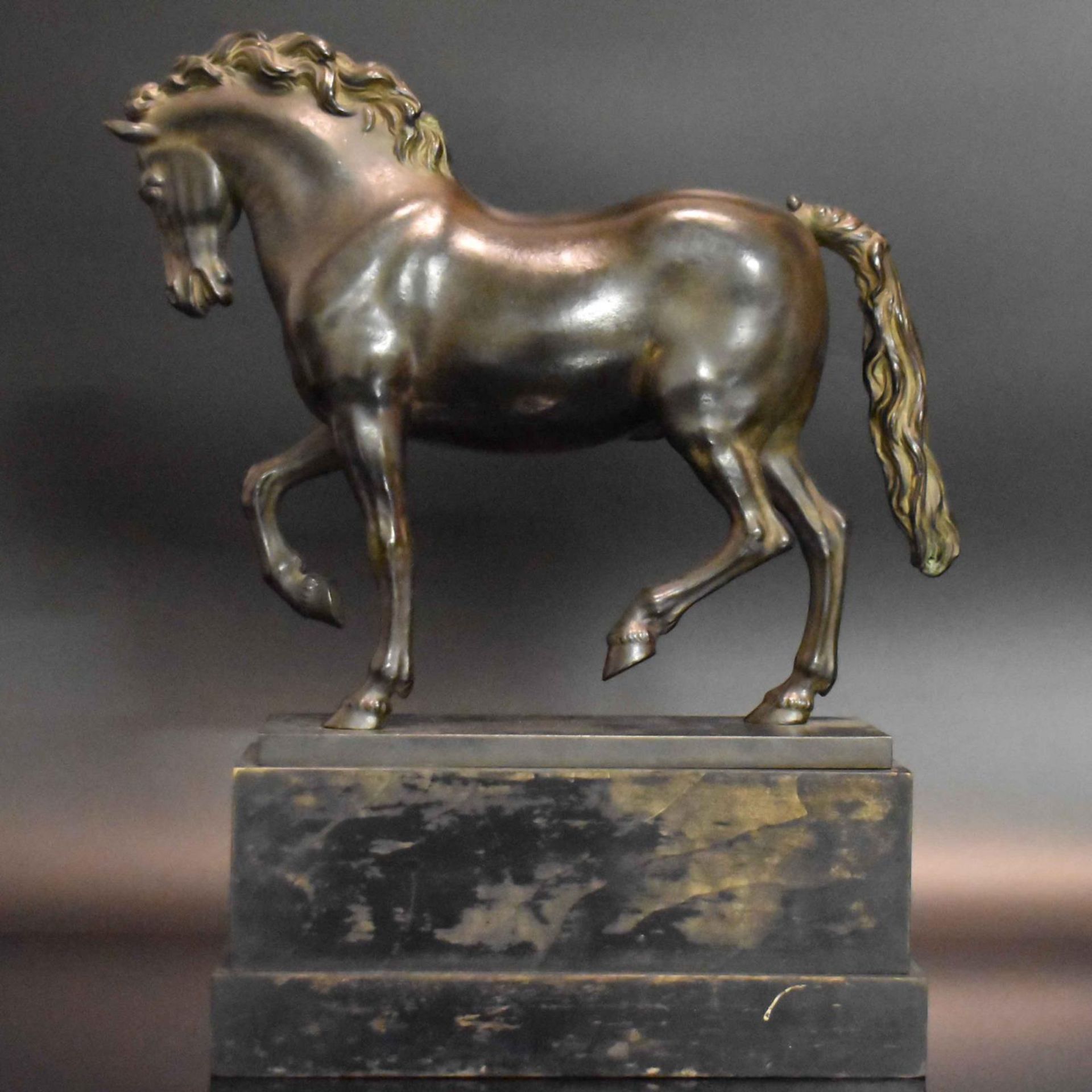 Pferd. WMF, Ende 19./Anfang 20. Jh. | Galvanoguss, dunkel patiniert. Holzsockel. - Bild 3 aus 4