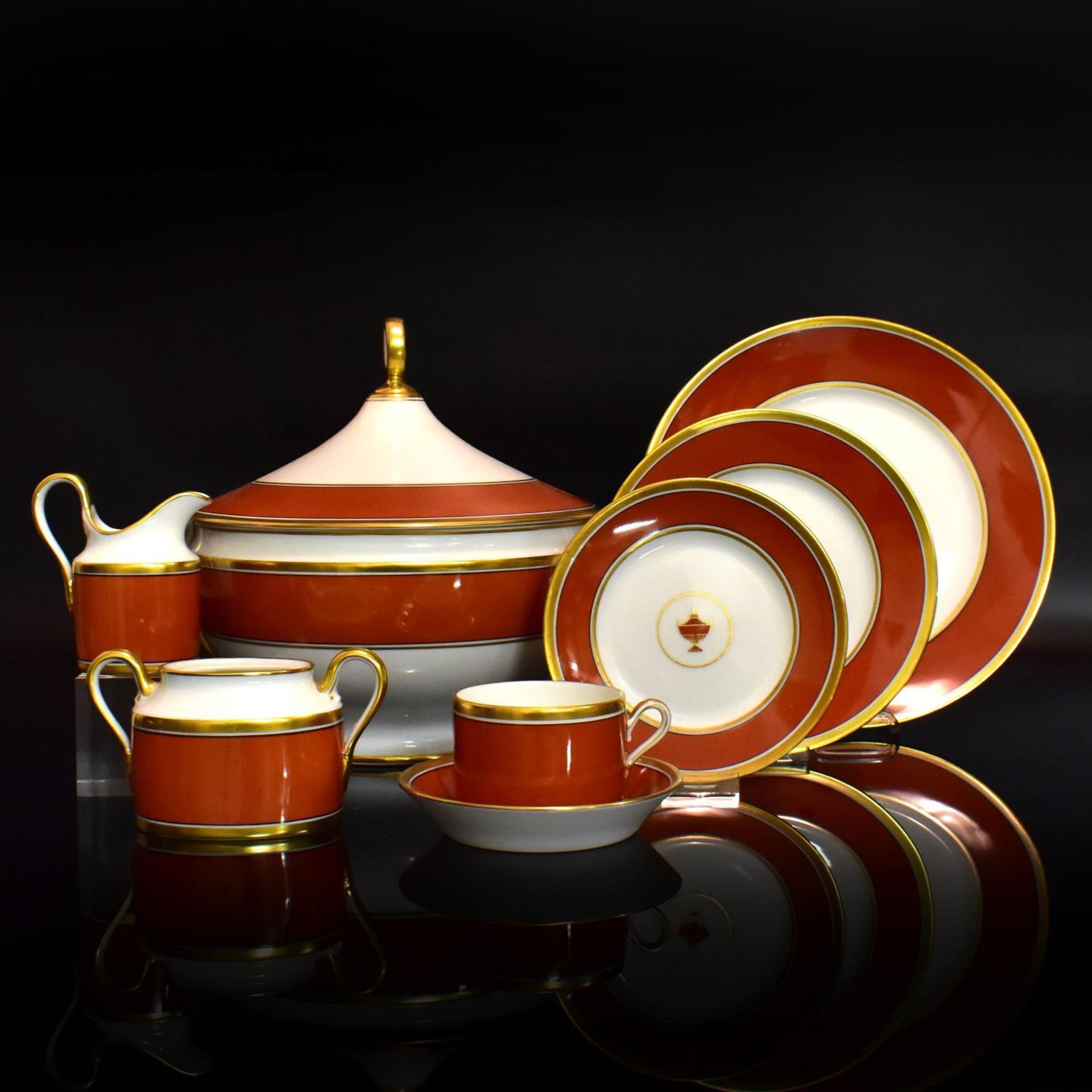 Speiseservice, 76tlg. Richard Ginori | Porzellan, Farb- und Golddekor.